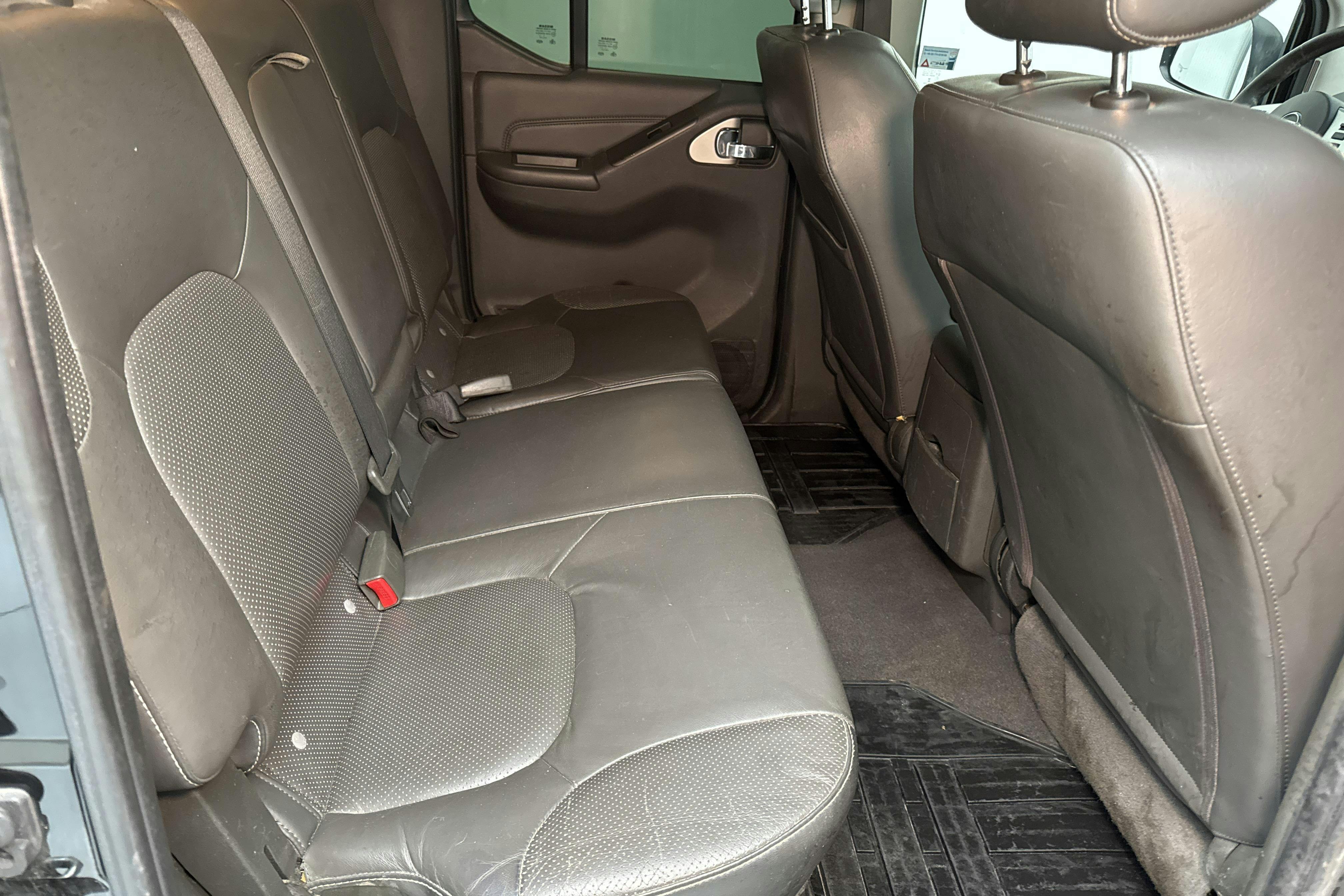 Nissan Navara 3.0 dCi V6 (231hk) - 27 279 mil - Automat - svart - 2012