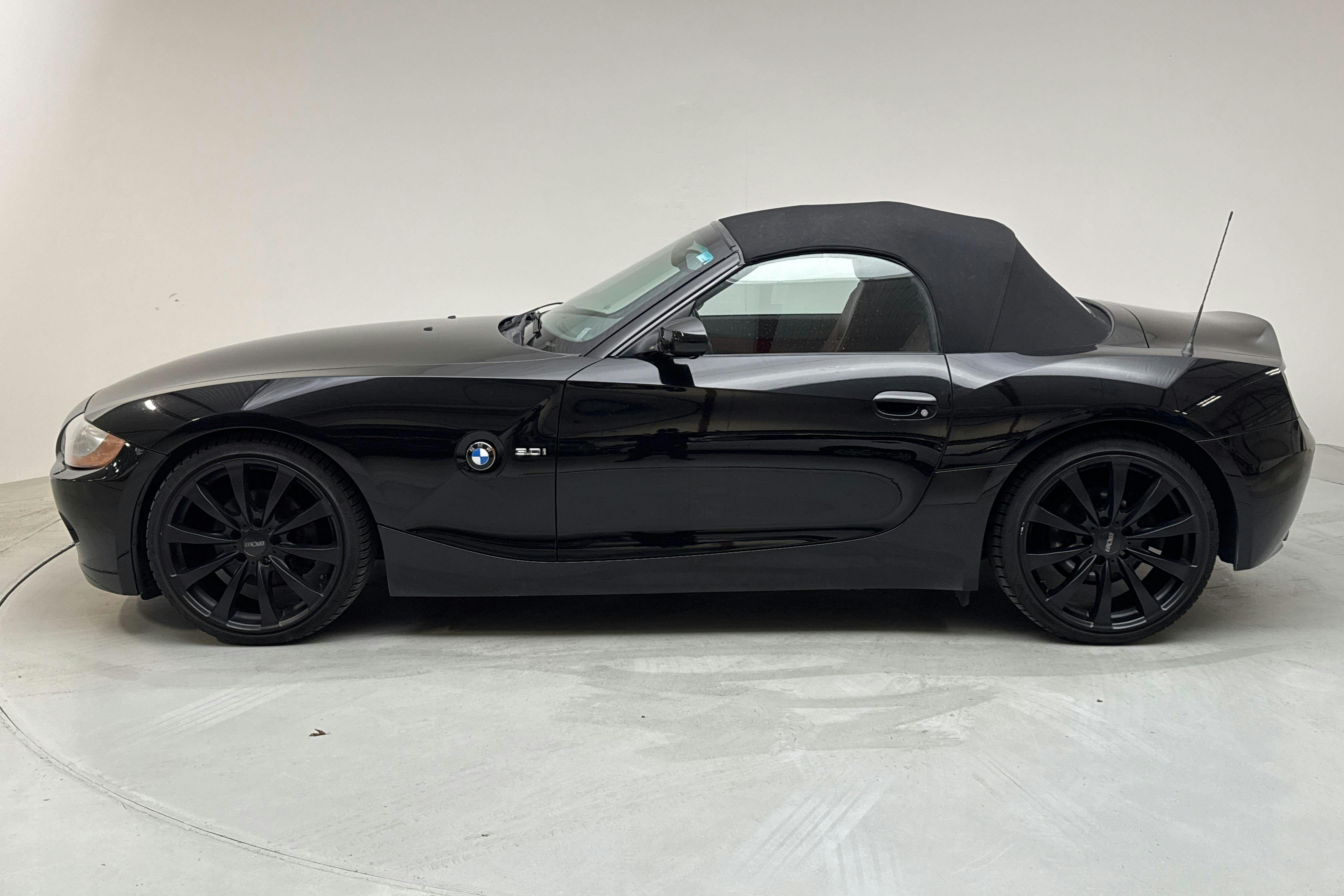 BMW Z4 3.0i Roadster (231hk) - 122 970 km - Manual - black - 2004