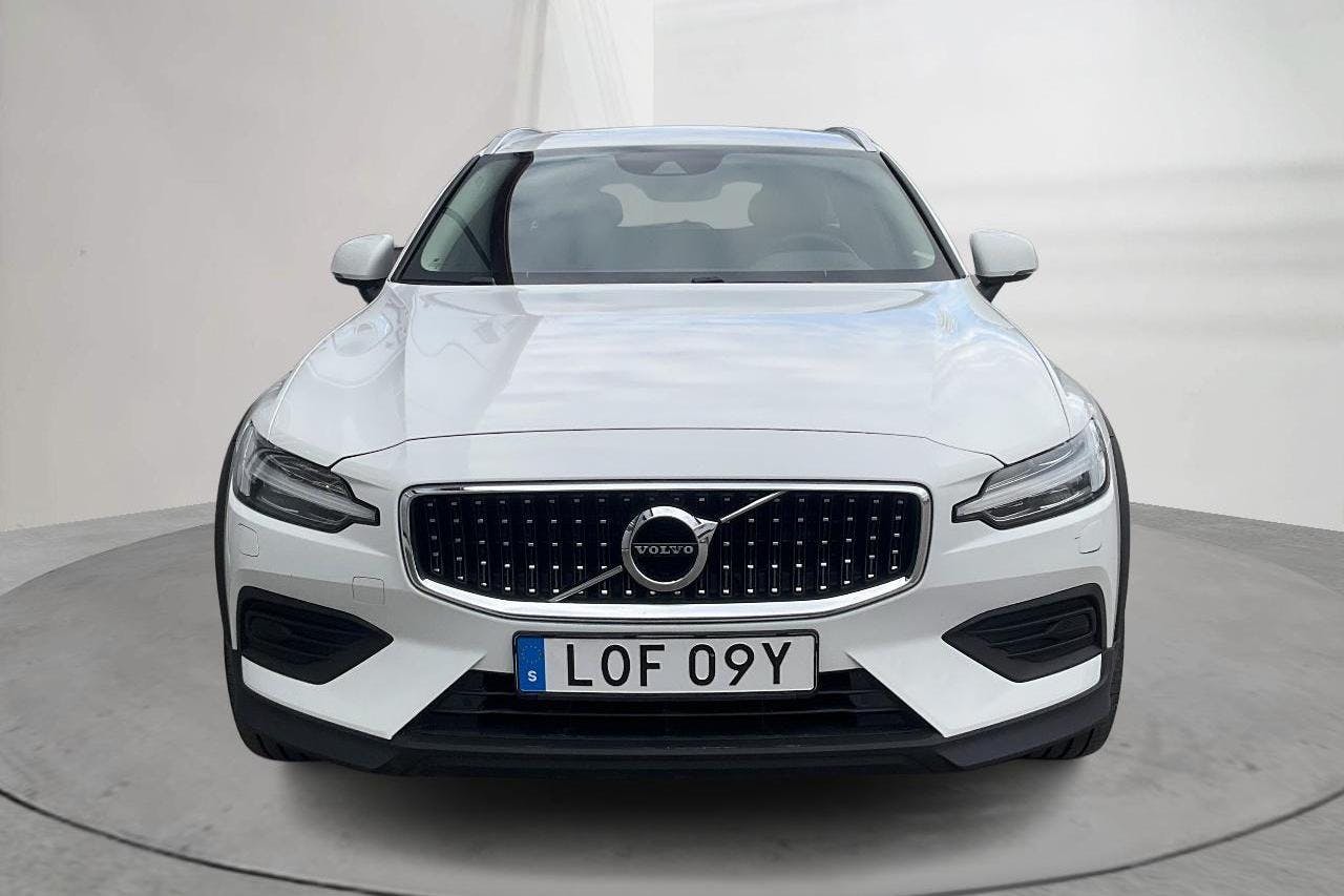 Volvo V60 B4 Cross Country AWD Mildhybrid, Diesel (197hk) - 8 233 mil - Automat - vit - 2022