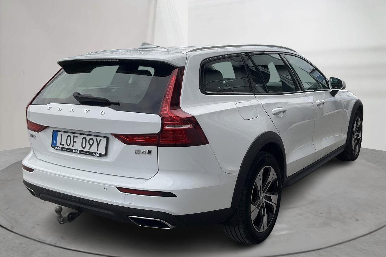 Volvo V60 B4 Cross Country AWD Mildhybrid, Diesel (197hk) - 8 233 mil - Automat - vit - 2022