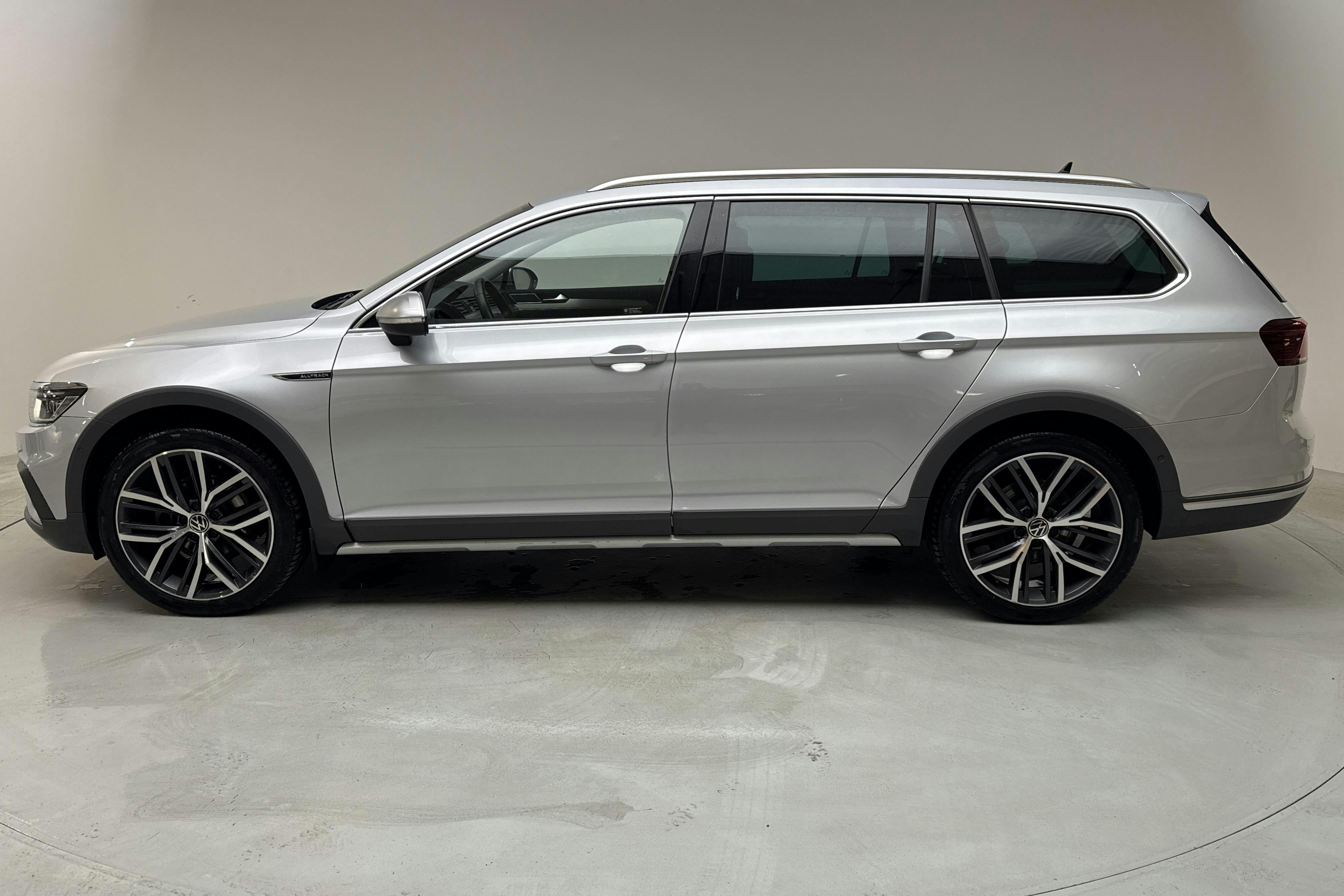 VW Passat Alltrack 2.0 TDI Sportscombi 4Motion (200hk) - 12 987 mil - Automat - silver - 2022