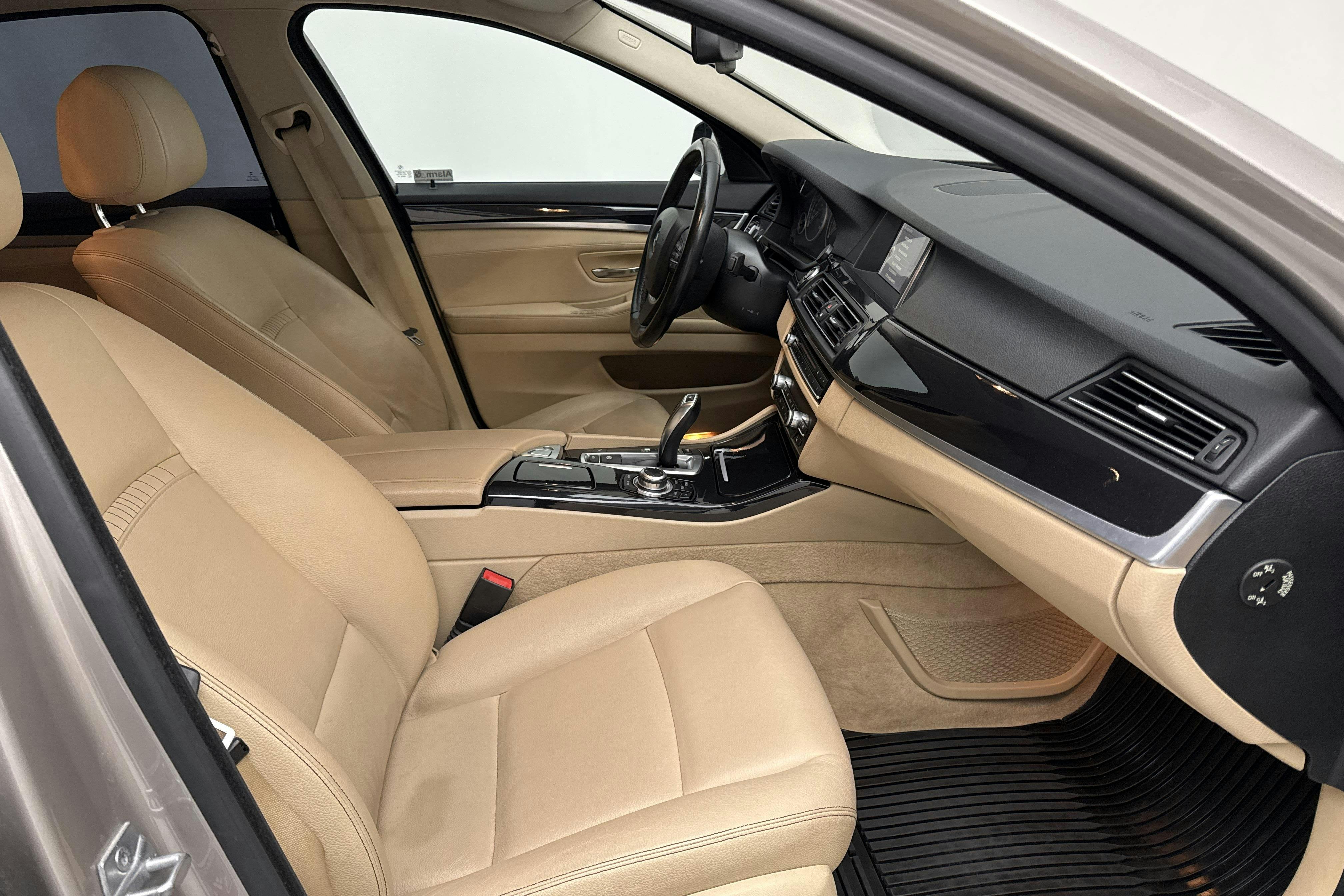 BMW 528i Sedan, F10 (245hk) - 156 810 km - Automaatne - hõbe - 2014