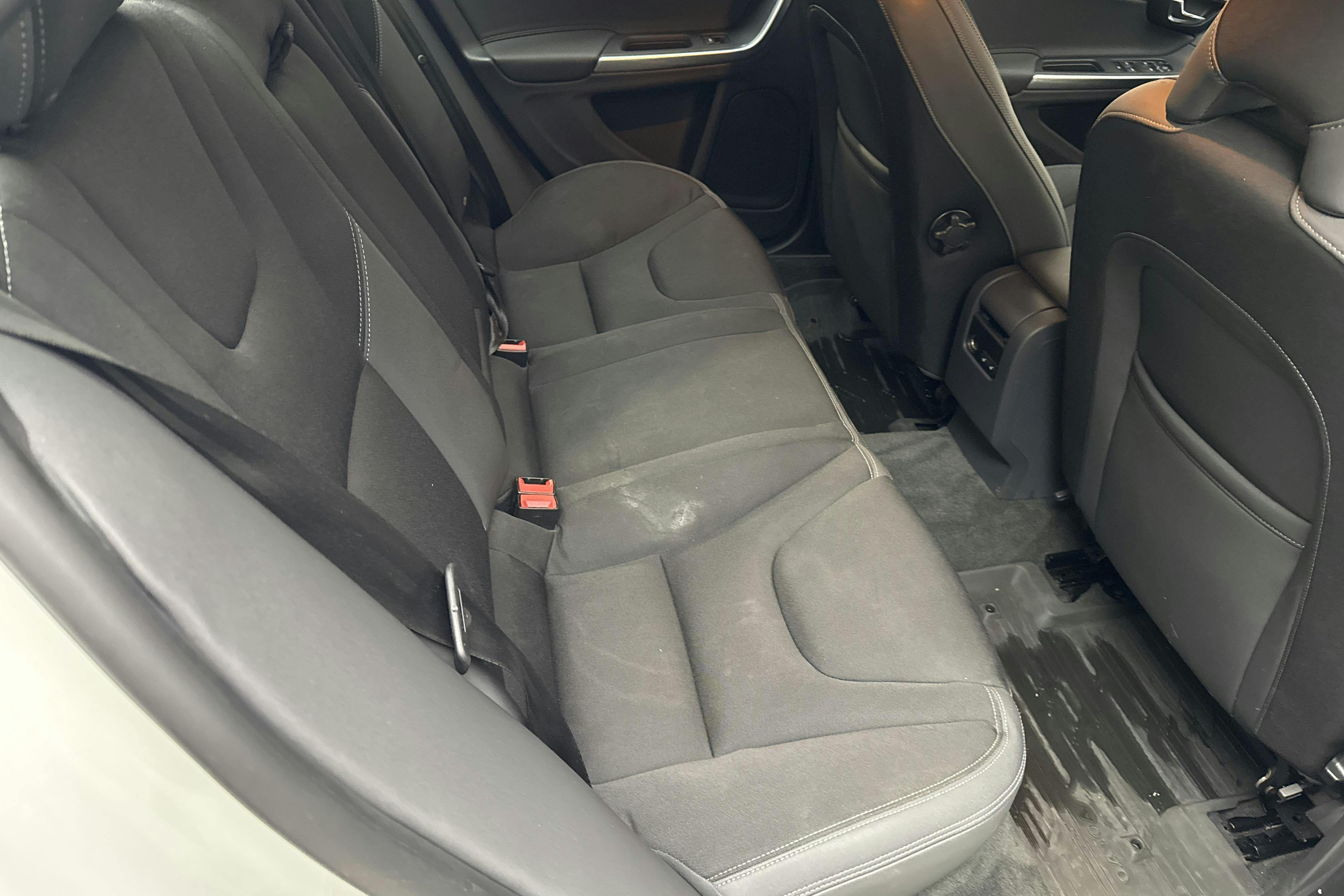 Volvo S60 D4 (181hk) - 213 860 km - Automatic - white - 2014