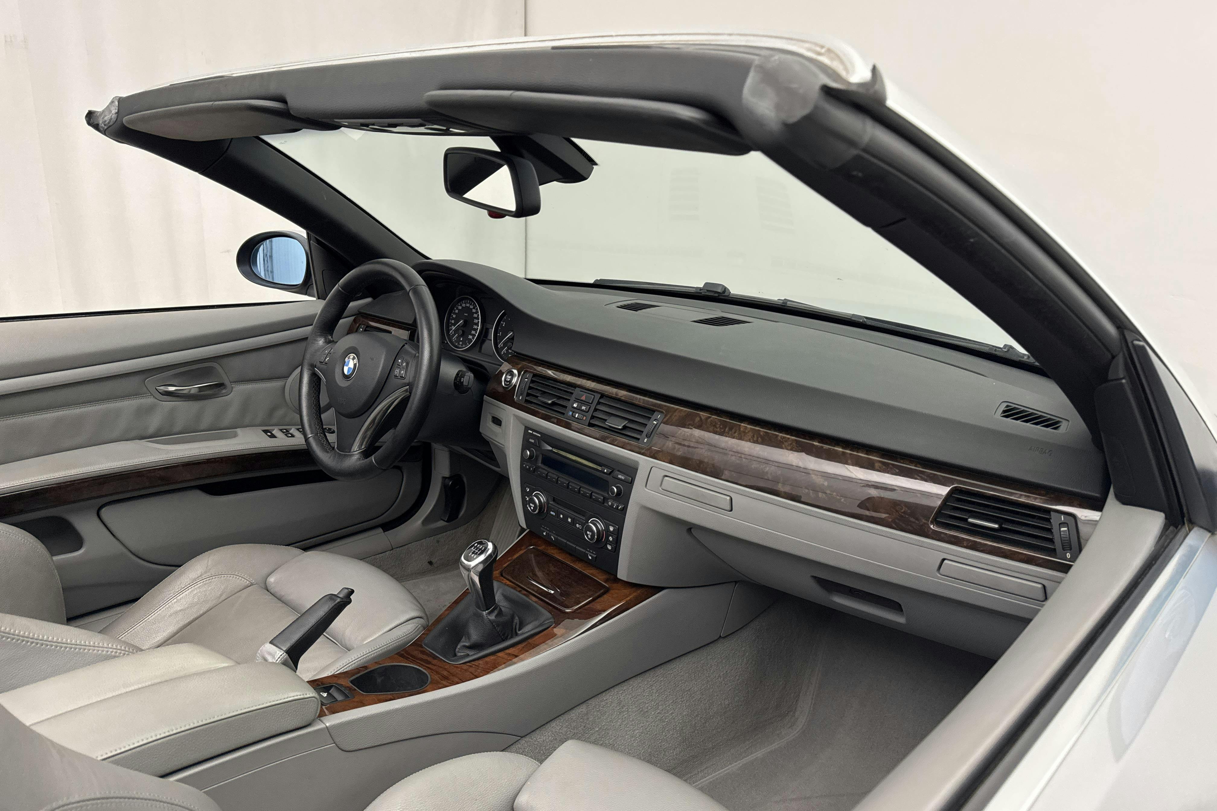 BMW 335i Cabriolet, E93 (306hk) - 205 310 km - Manual - Light Grey - 2008