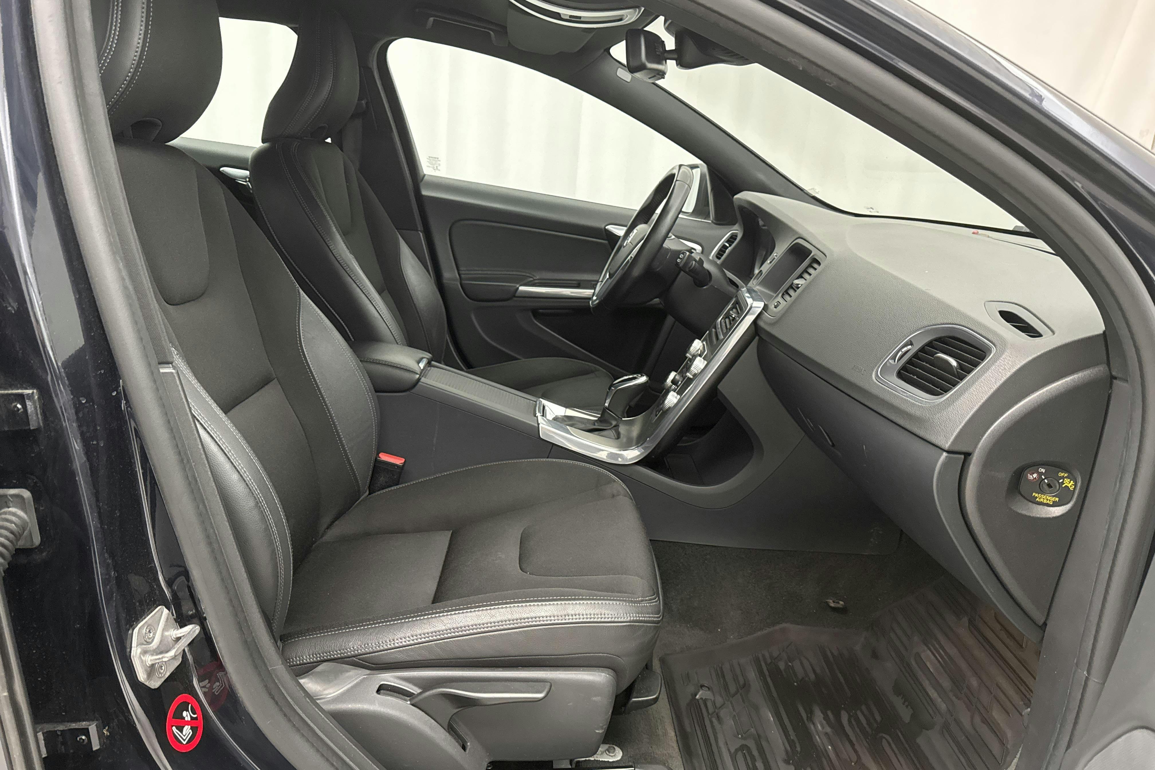 Volvo V60 D4 (190hk) - 191 620 km - Automatyczna - Dark Blue - 2016