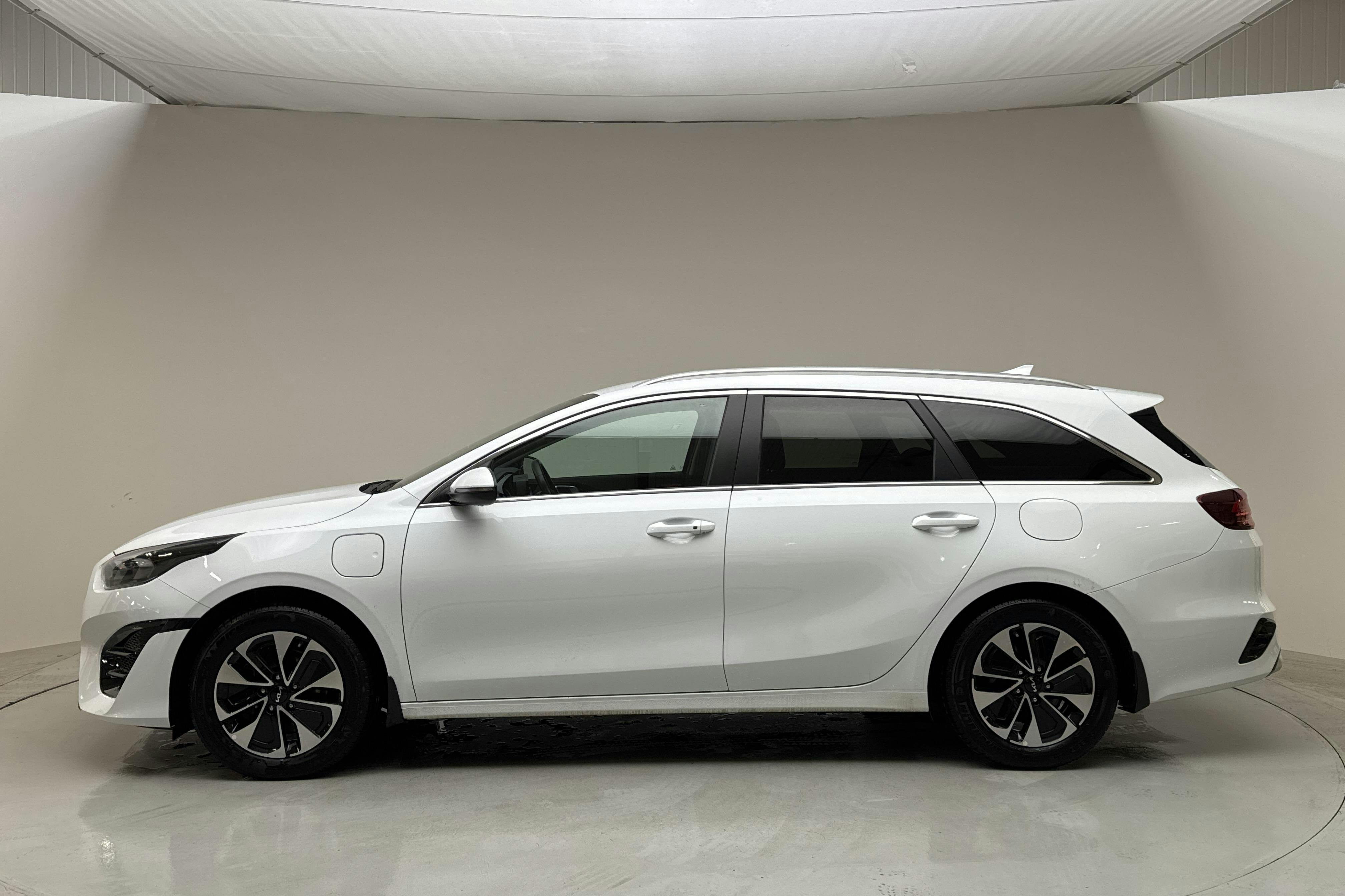 KIA Ceed 1.6 Plug-in Hybrid SW (141hk) - 4 625 mil - Automat - vit - 2022