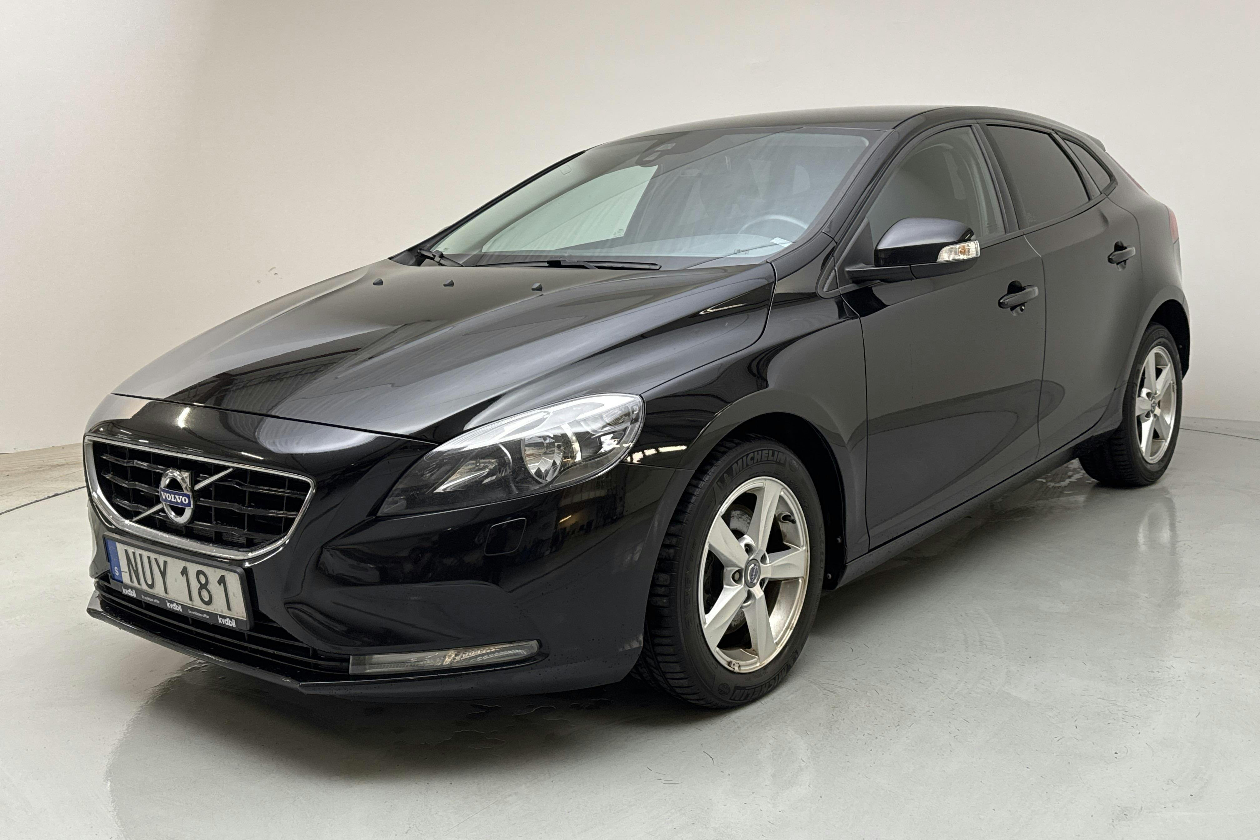 Volvo V40 T2 (122hk) - 12 066 mil - Manuell - svart - 2016