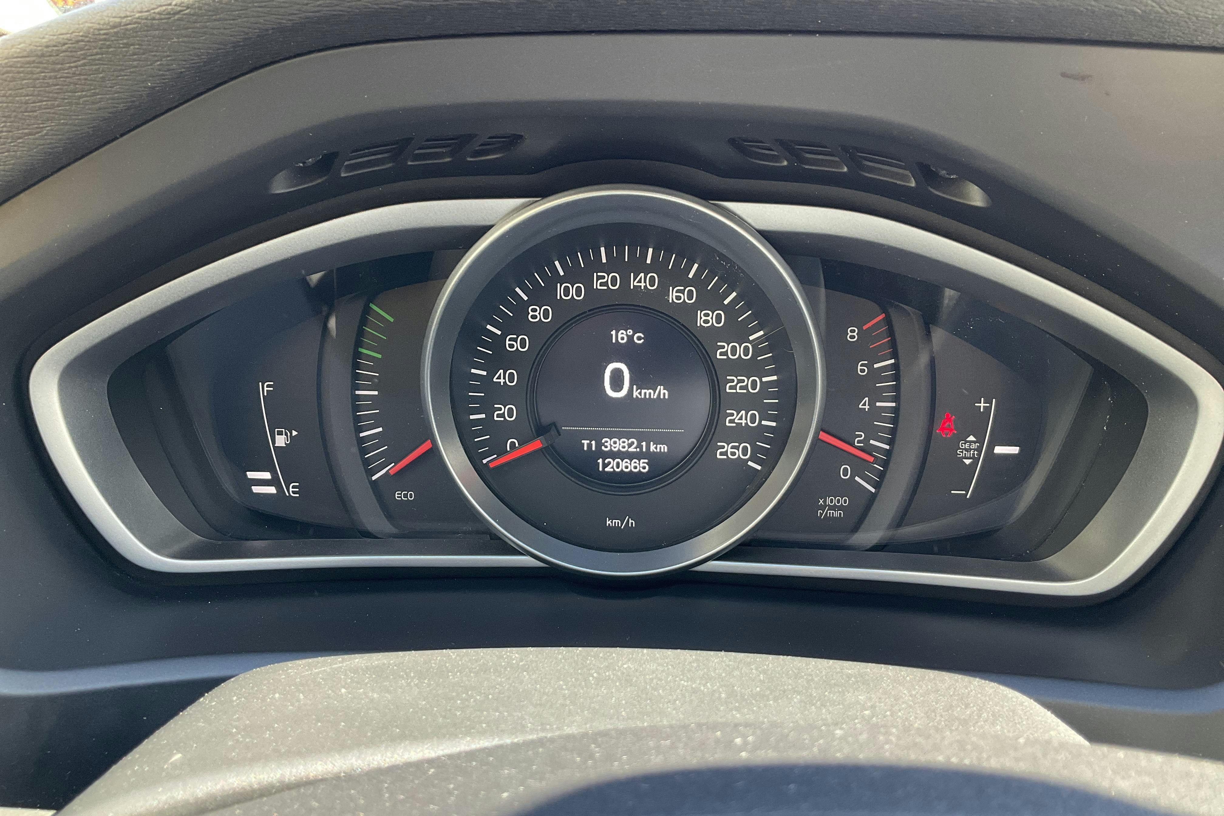 Volvo V40 T2 (122hk) - 12 066 mil - Manuell - svart - 2016