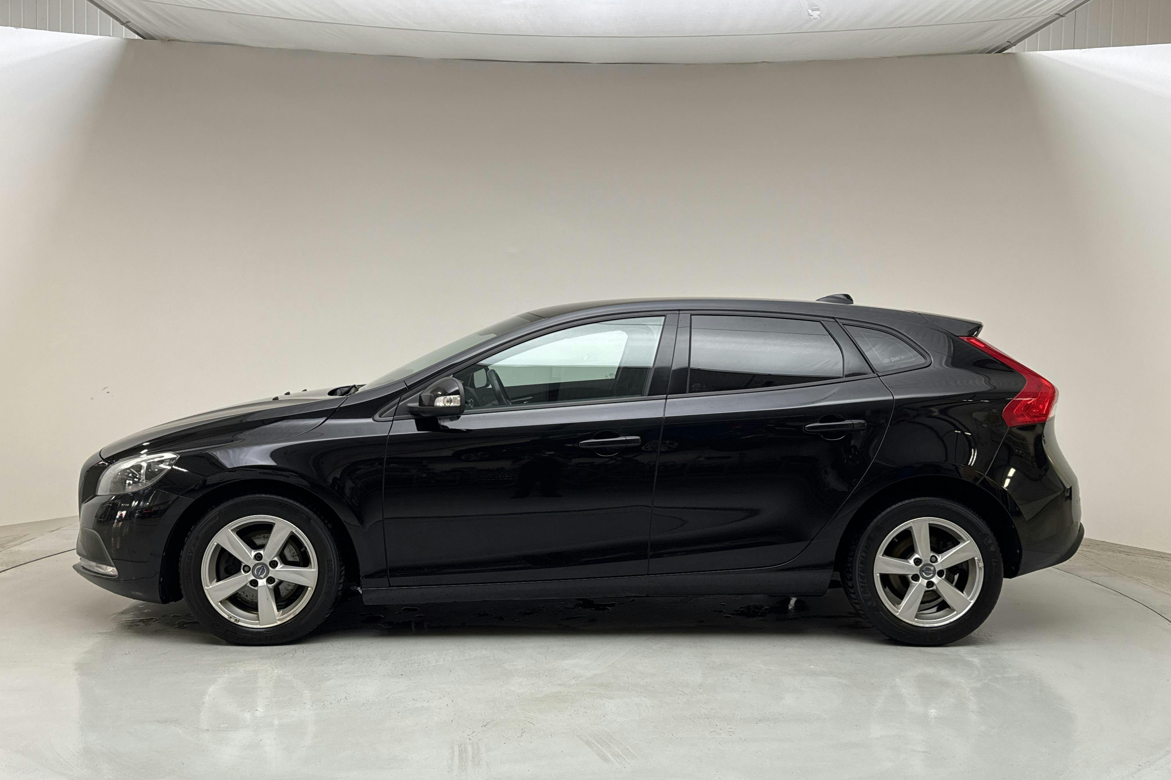 Volvo V40 T2 (122hk) - 12 066 mil - Manuell - svart - 2016