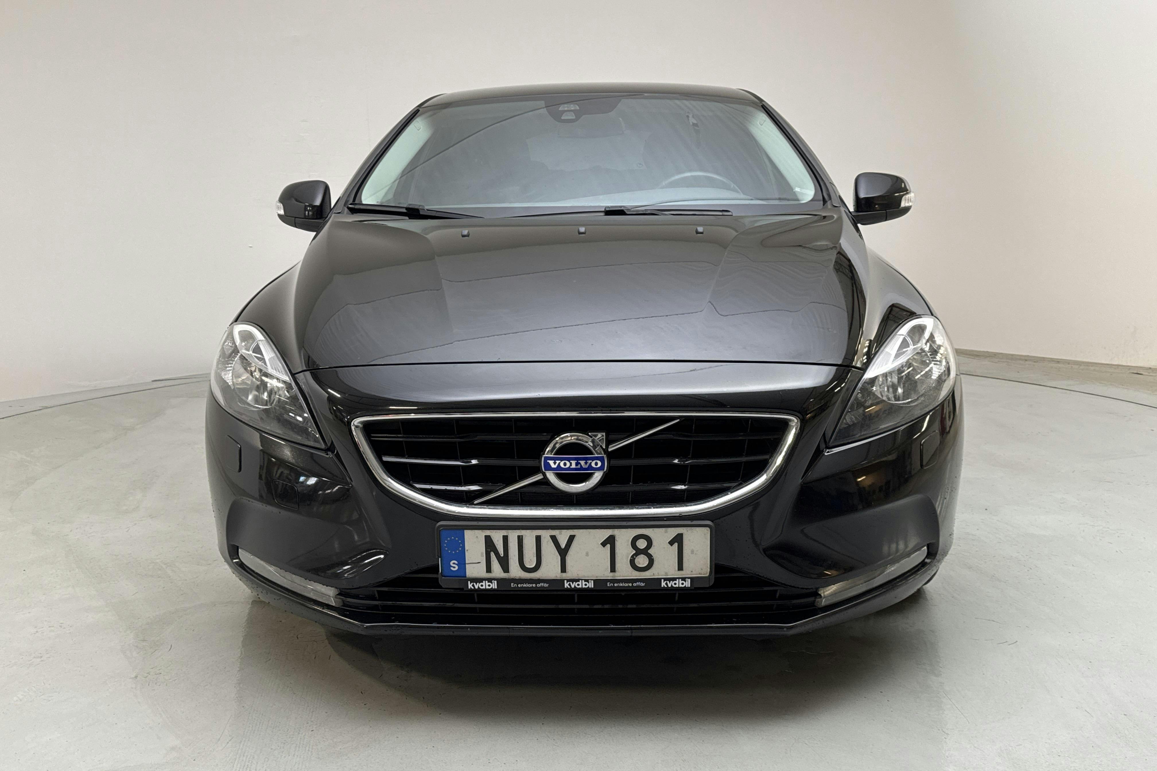 Volvo V40 T2 (122hk) - 12 066 mil - Manuell - svart - 2016