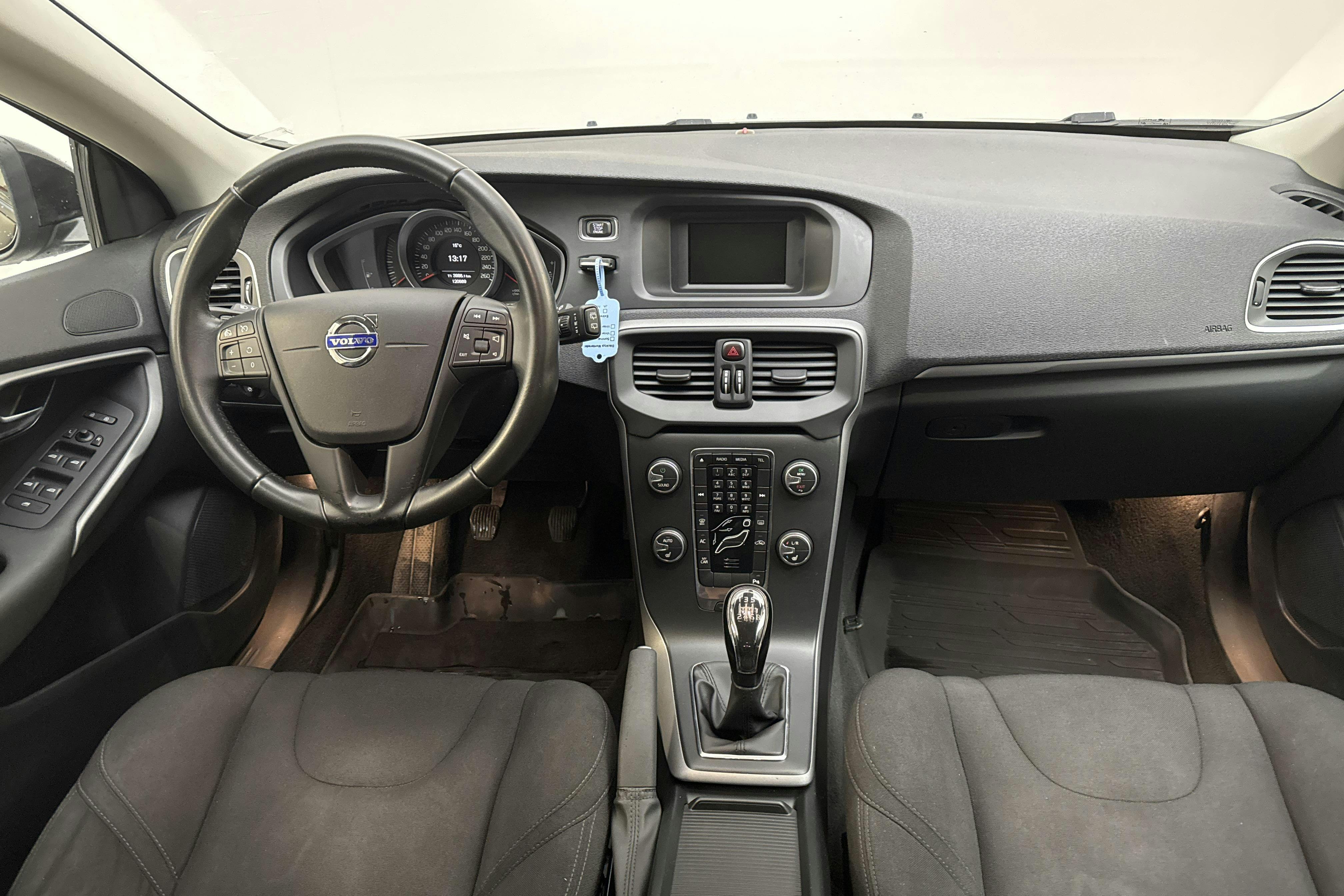Volvo V40 T2 (122hk) - 12 066 mil - Manuell - svart - 2016