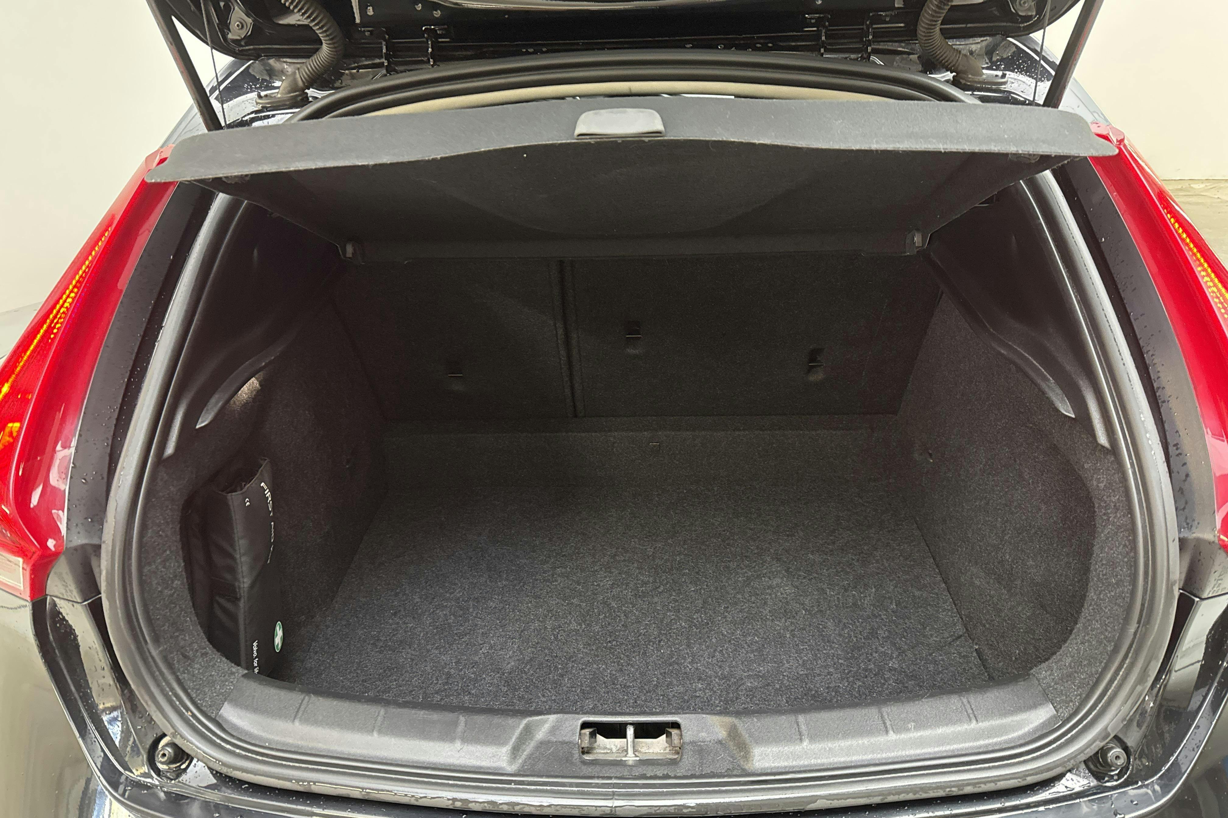 Volvo V40 T2 (122hk) - 12 066 mil - Manuell - svart - 2016