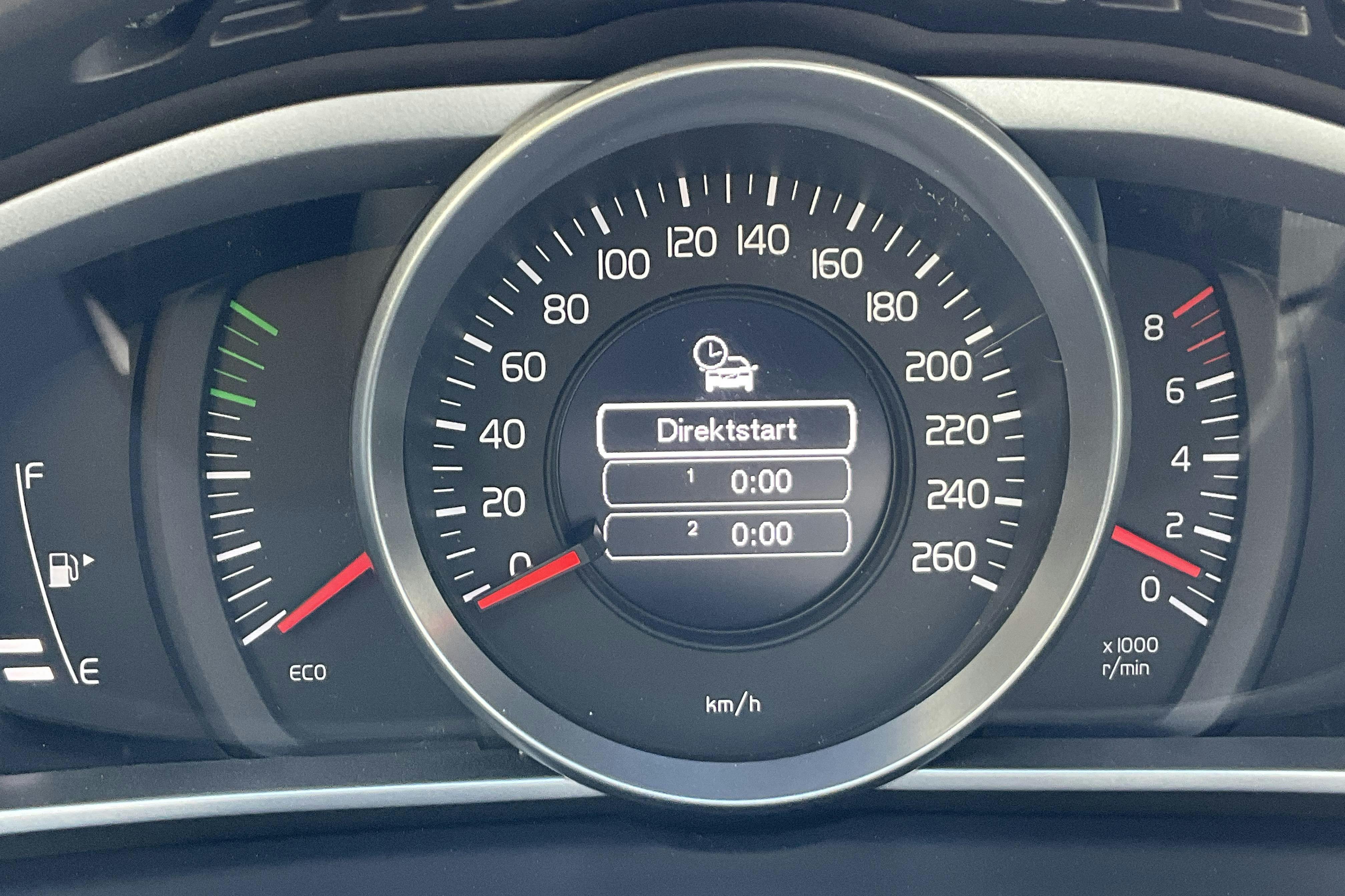Volvo V40 T2 (122hk) - 12 066 mil - Manuell - svart - 2016