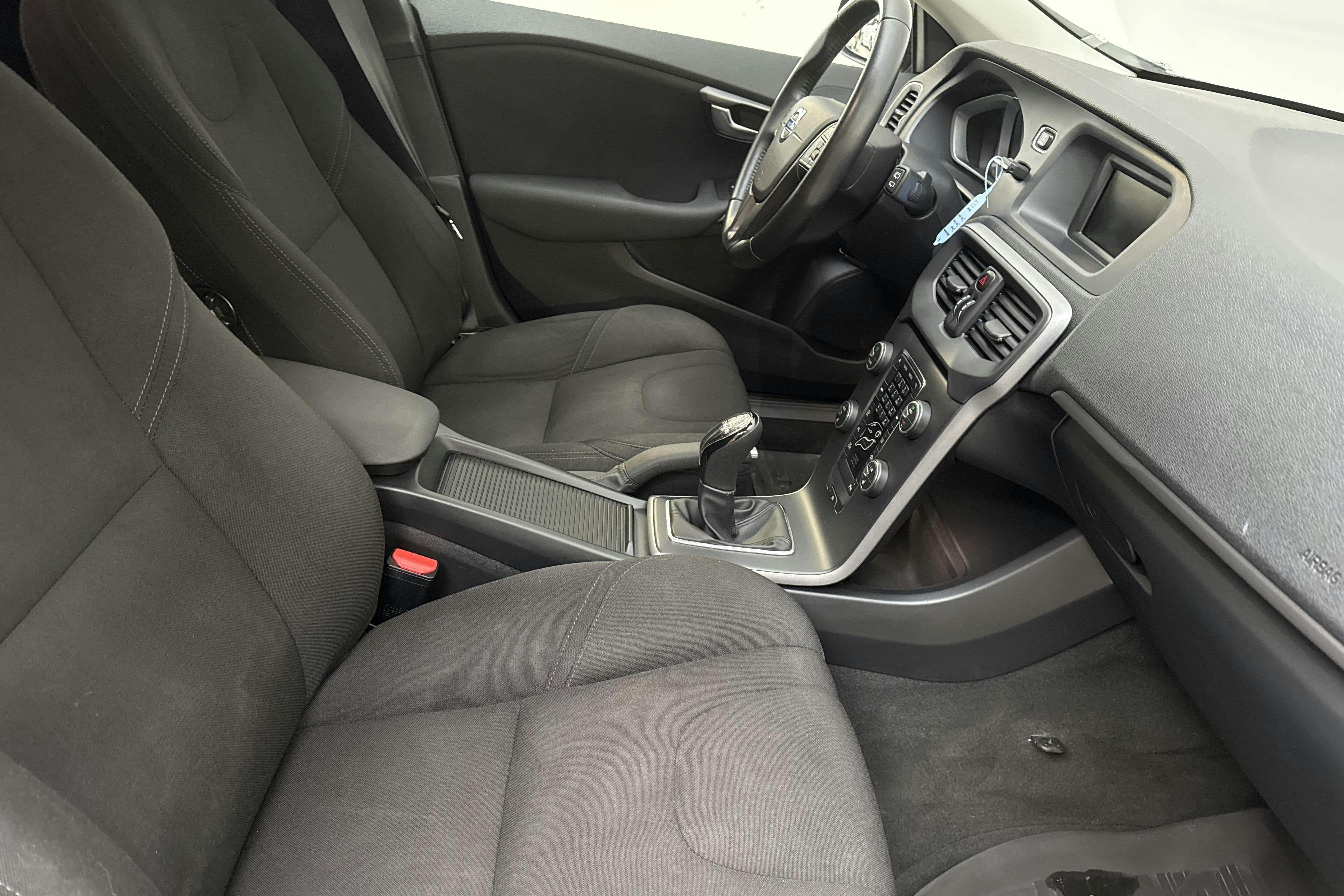 Volvo V40 T2 (122hk) - 12 066 mil - Manuell - svart - 2016