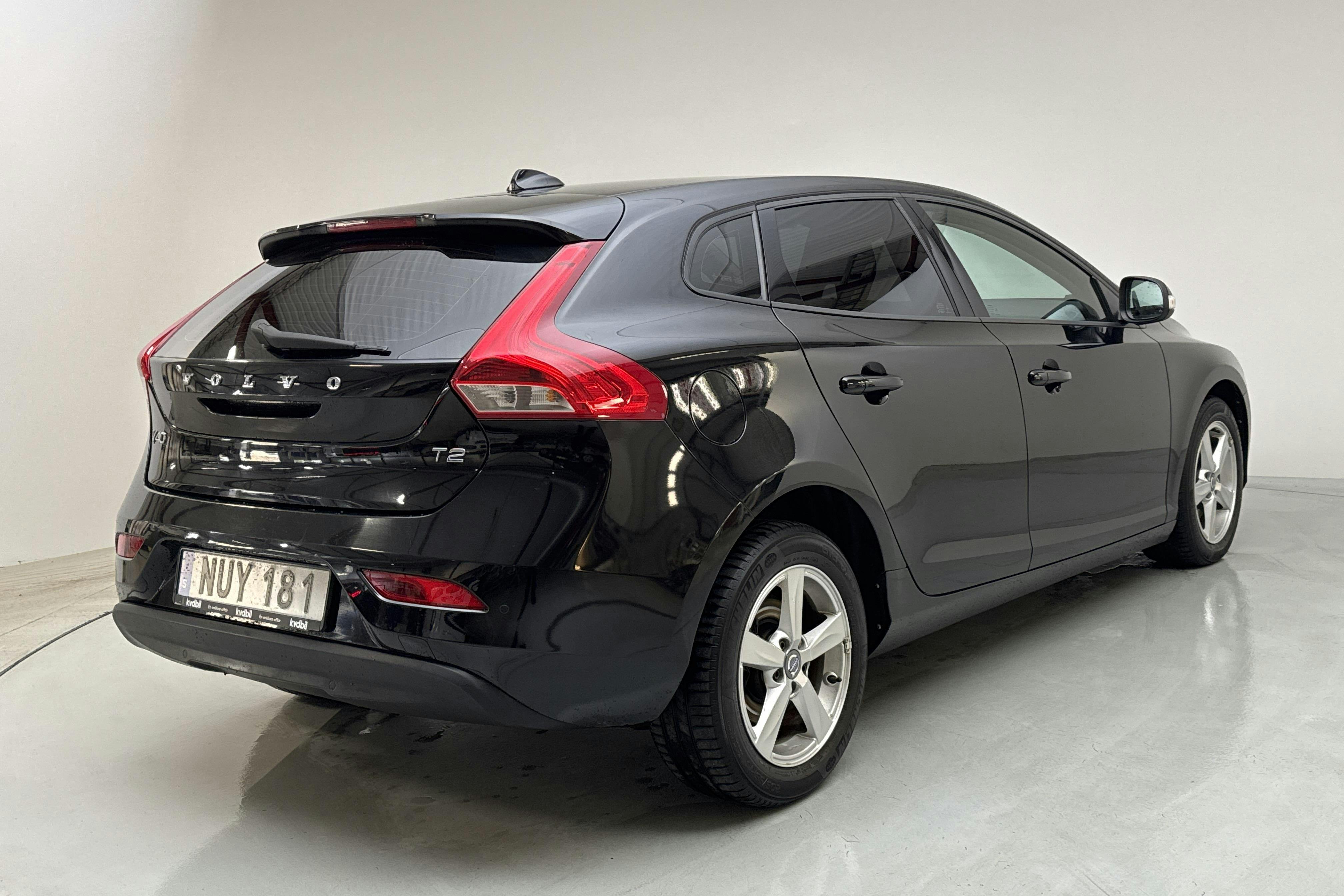 Volvo V40 T2 (122hk) - 12 066 mil - Manuell - svart - 2016