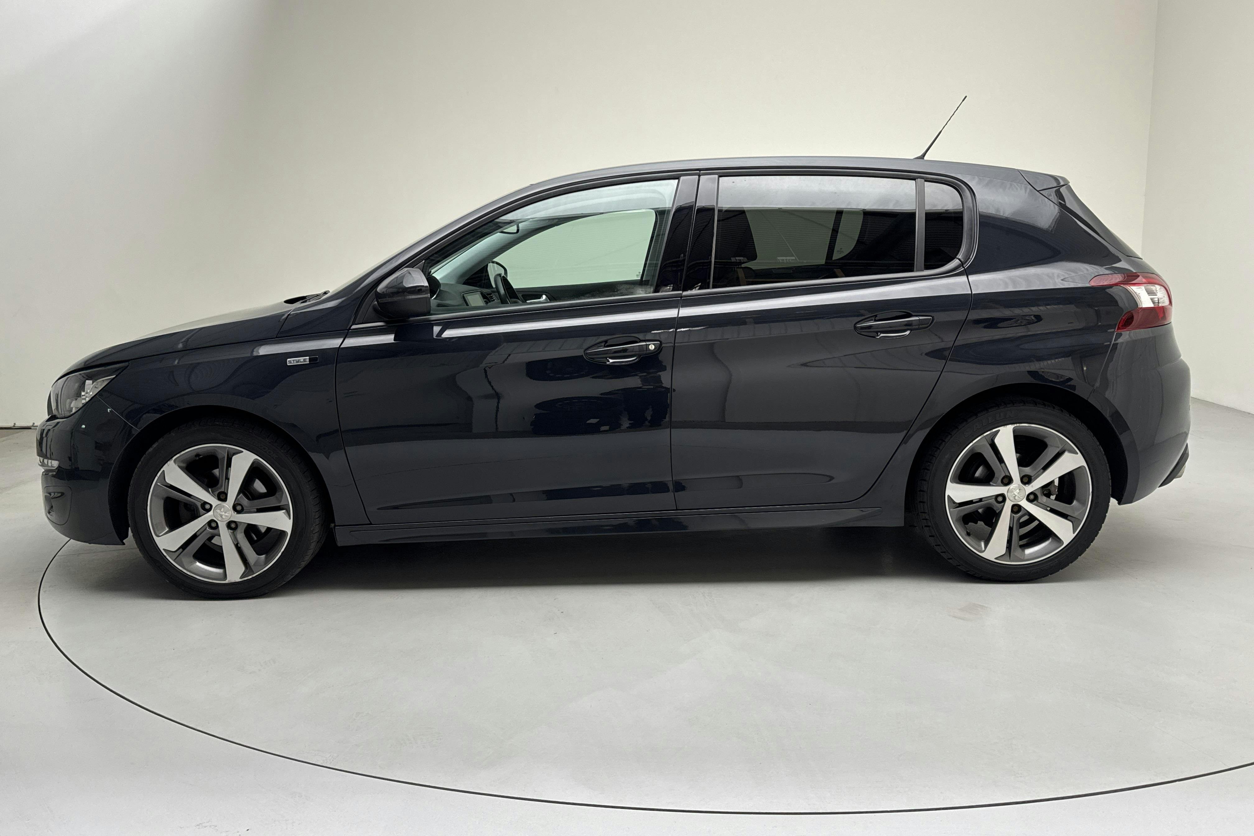 Peugeot 308 PureTech 5dr (130hk) - 127 640 km - Automatic - Dark Grey - 2017