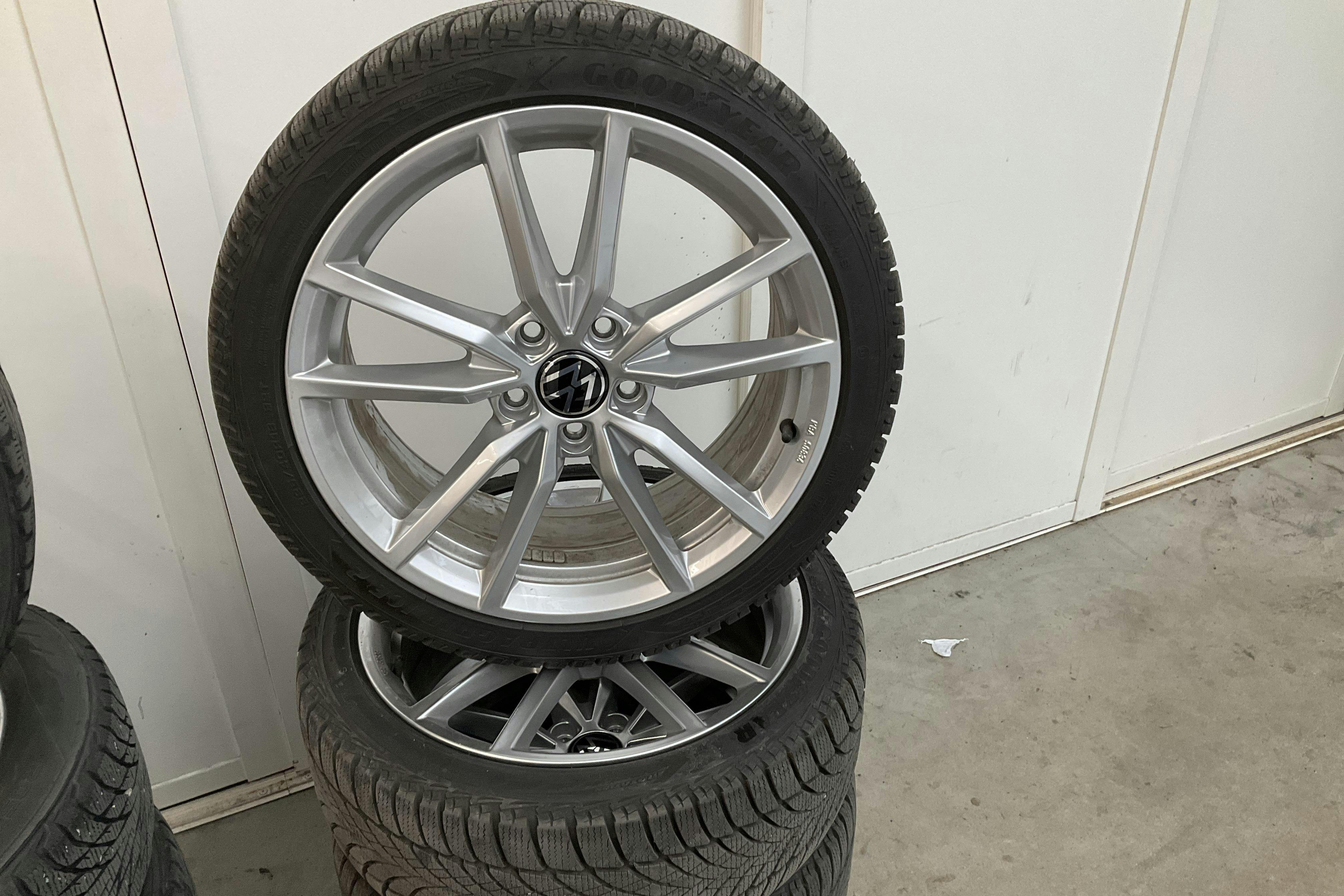 VW Golf VIII R 4-Motion (320hk) - 1 239 mil - Automat - vit - 2022