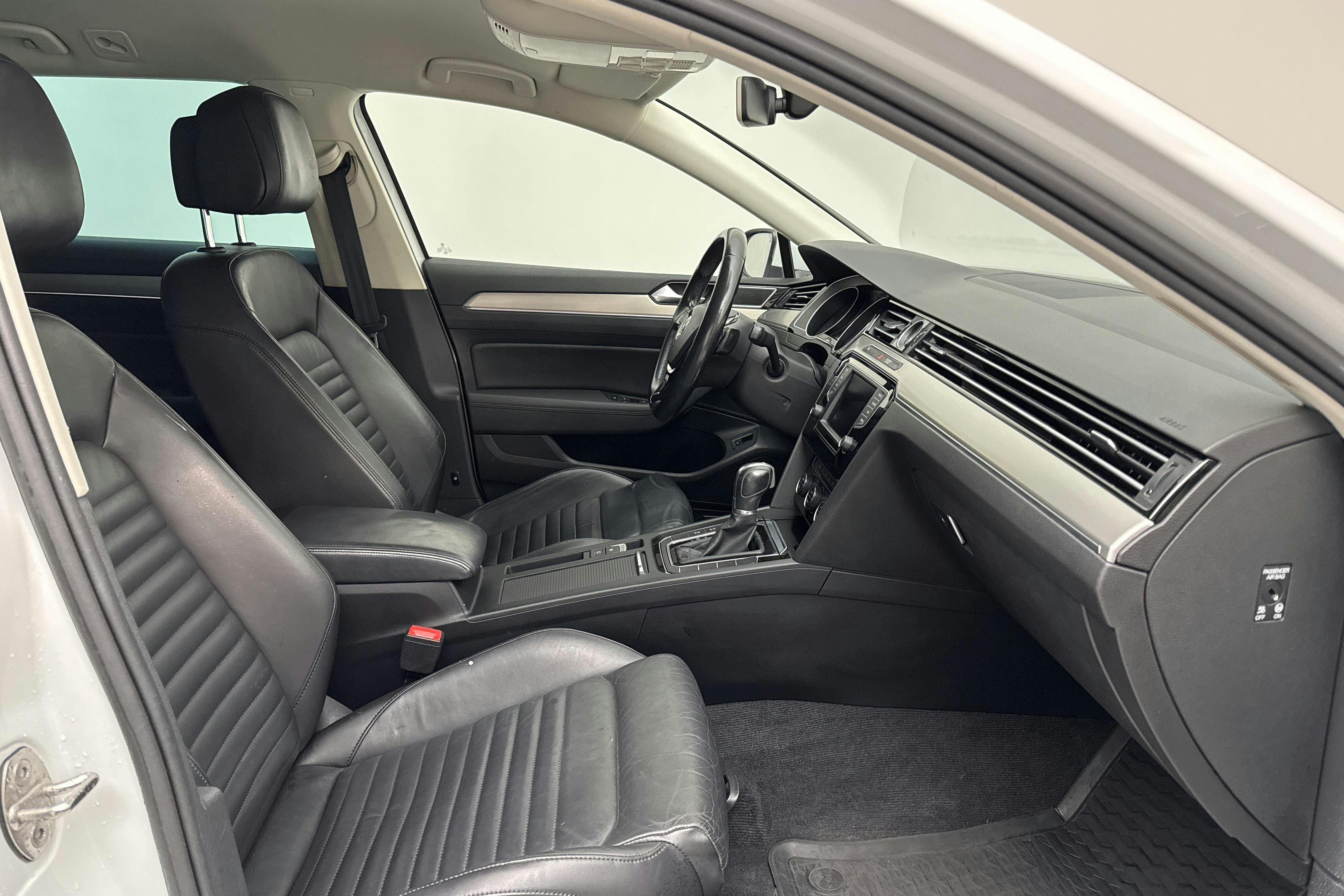 VW Passat 2.0 TDI Sportscombi (190hk) - 141 760 km - Automatic - white - 2016