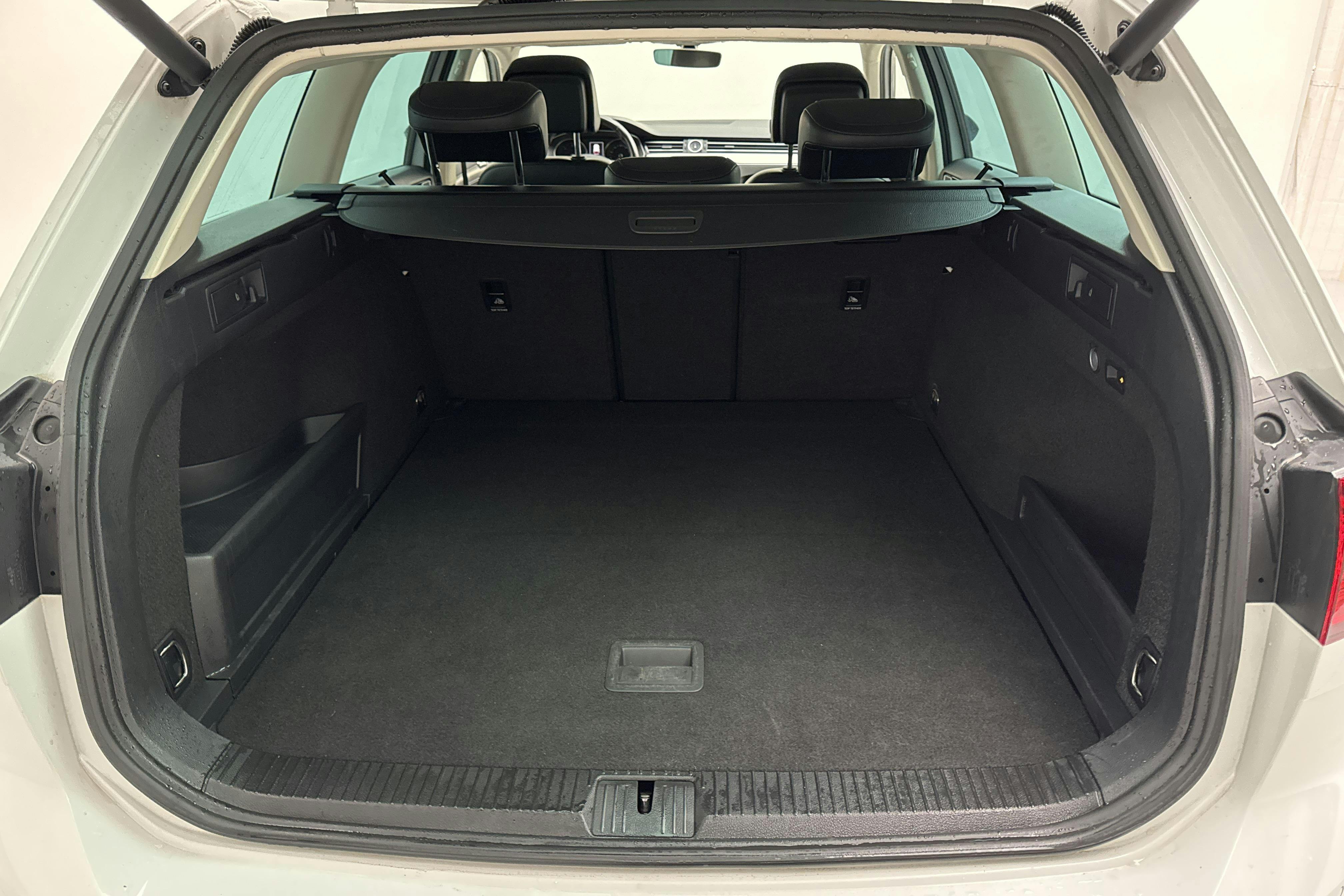VW Passat 2.0 TDI Sportscombi (190hk) - 141 760 km - Automatic - white - 2016