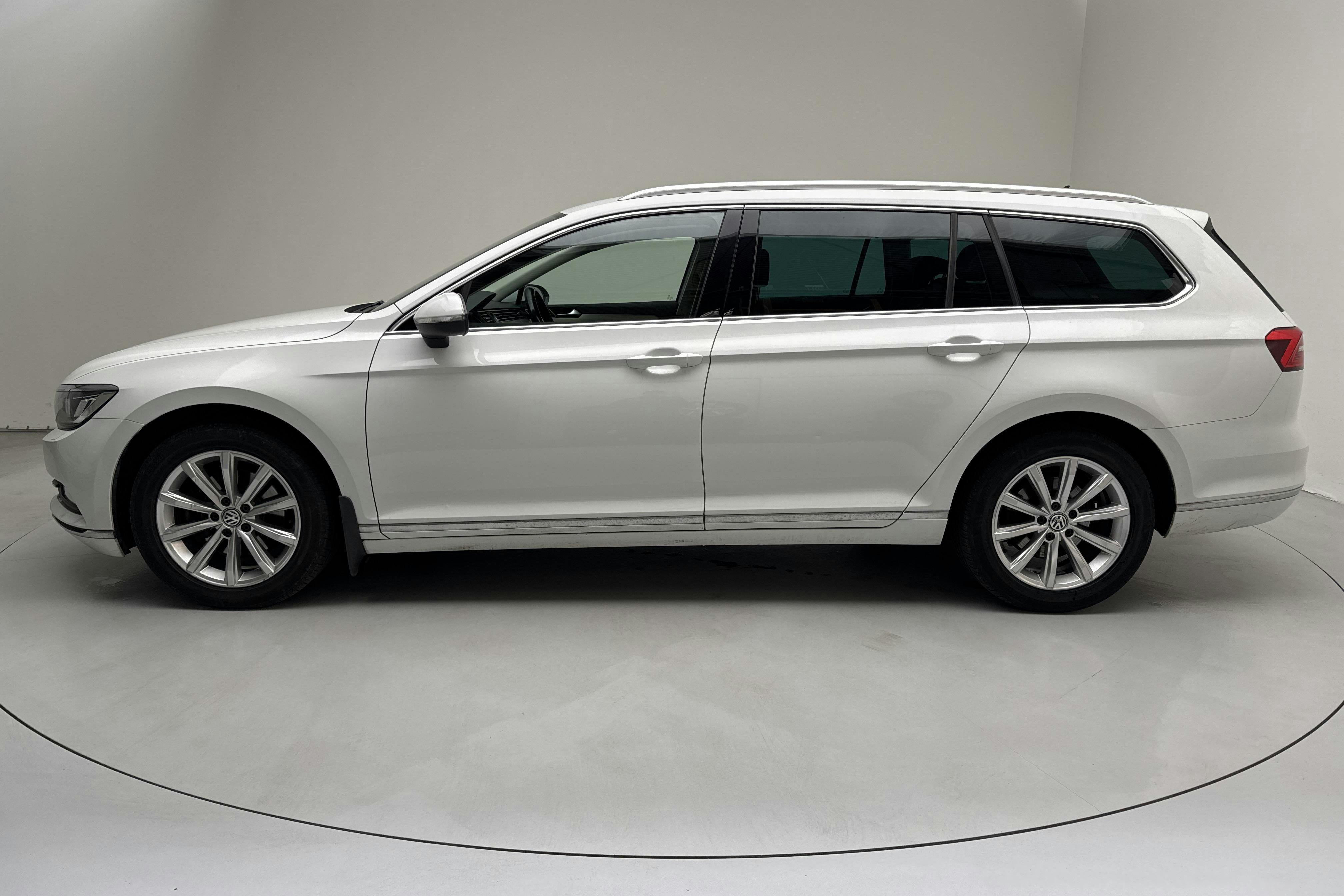 VW Passat 2.0 TDI Sportscombi (190hk) - 141 760 km - Automatic - white - 2016