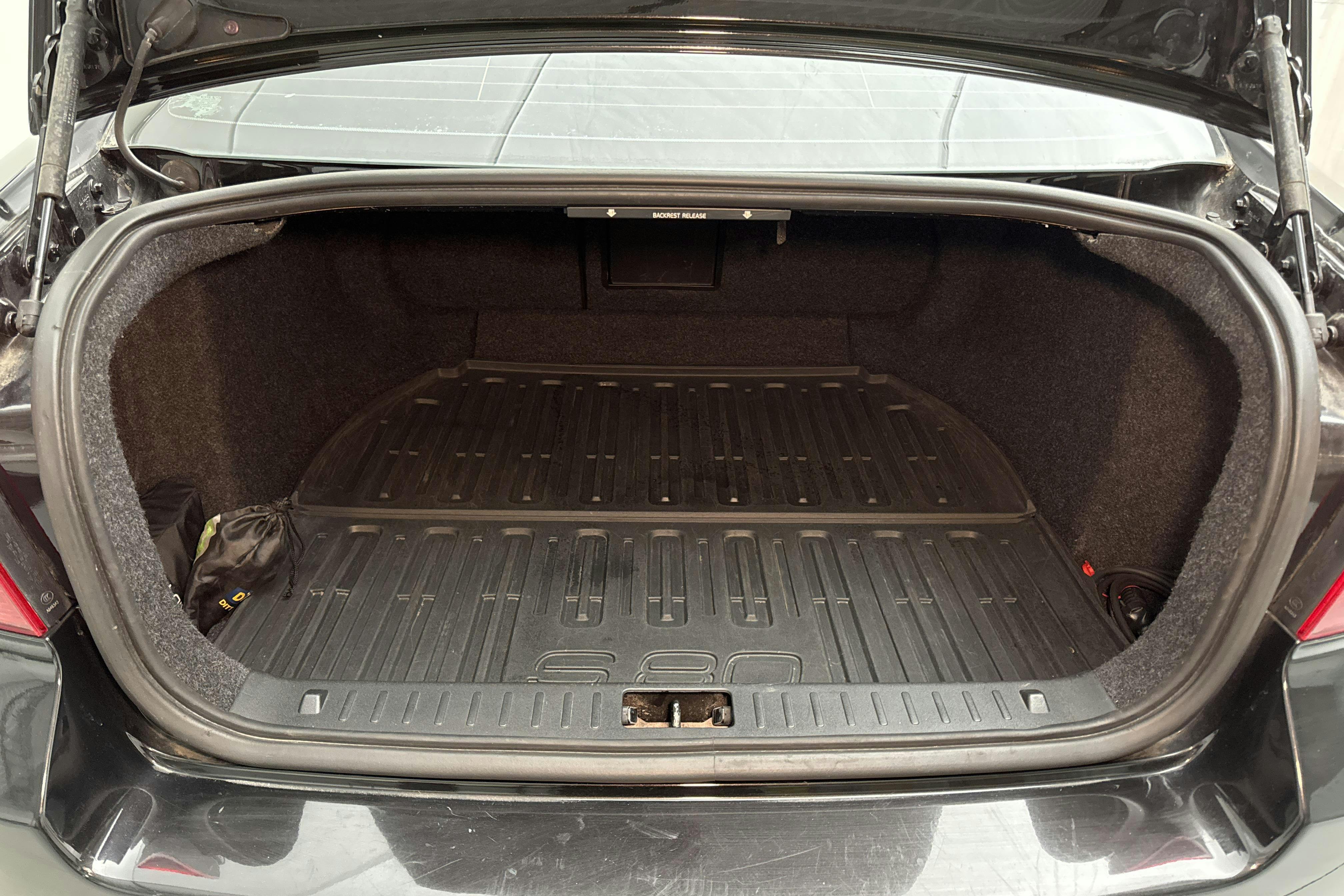 Volvo S80 2.5T (200hk) - 18 663 mil - Manuell - svart - 2008
