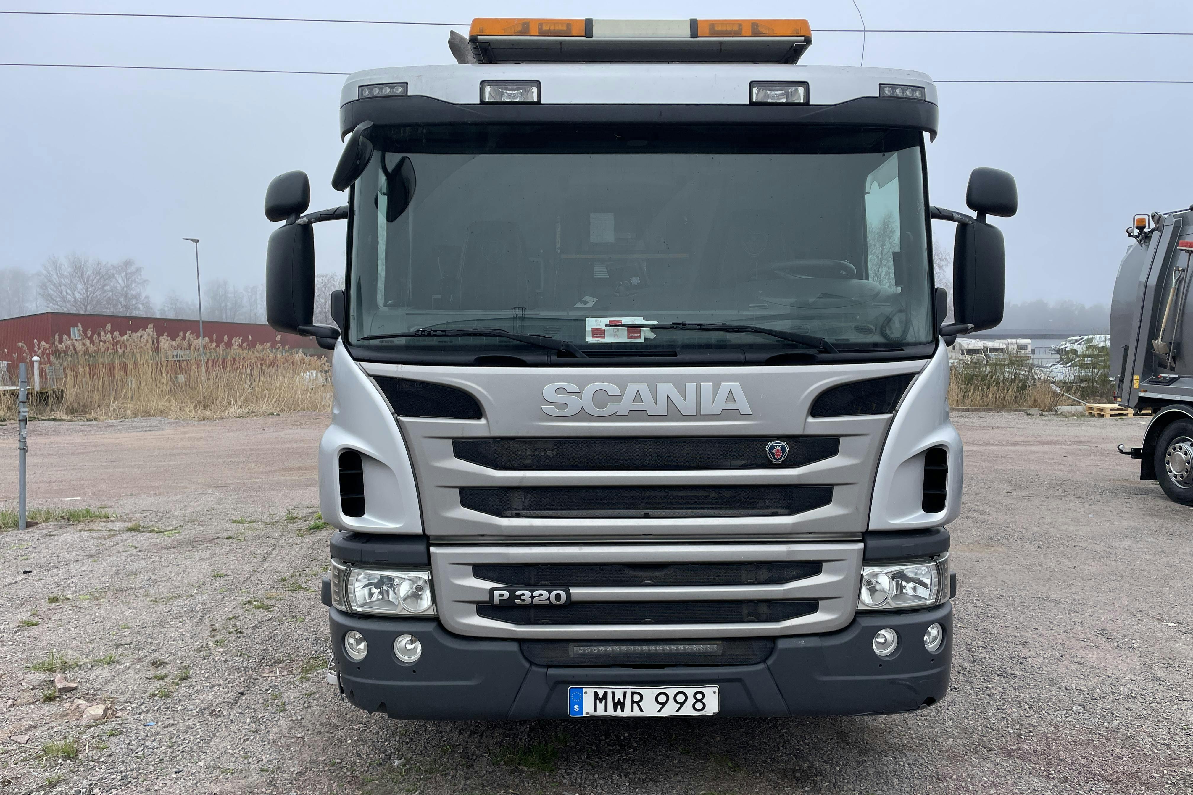 SCANIA P320LB HNB - 298 745 km - Automat - silver - 2015