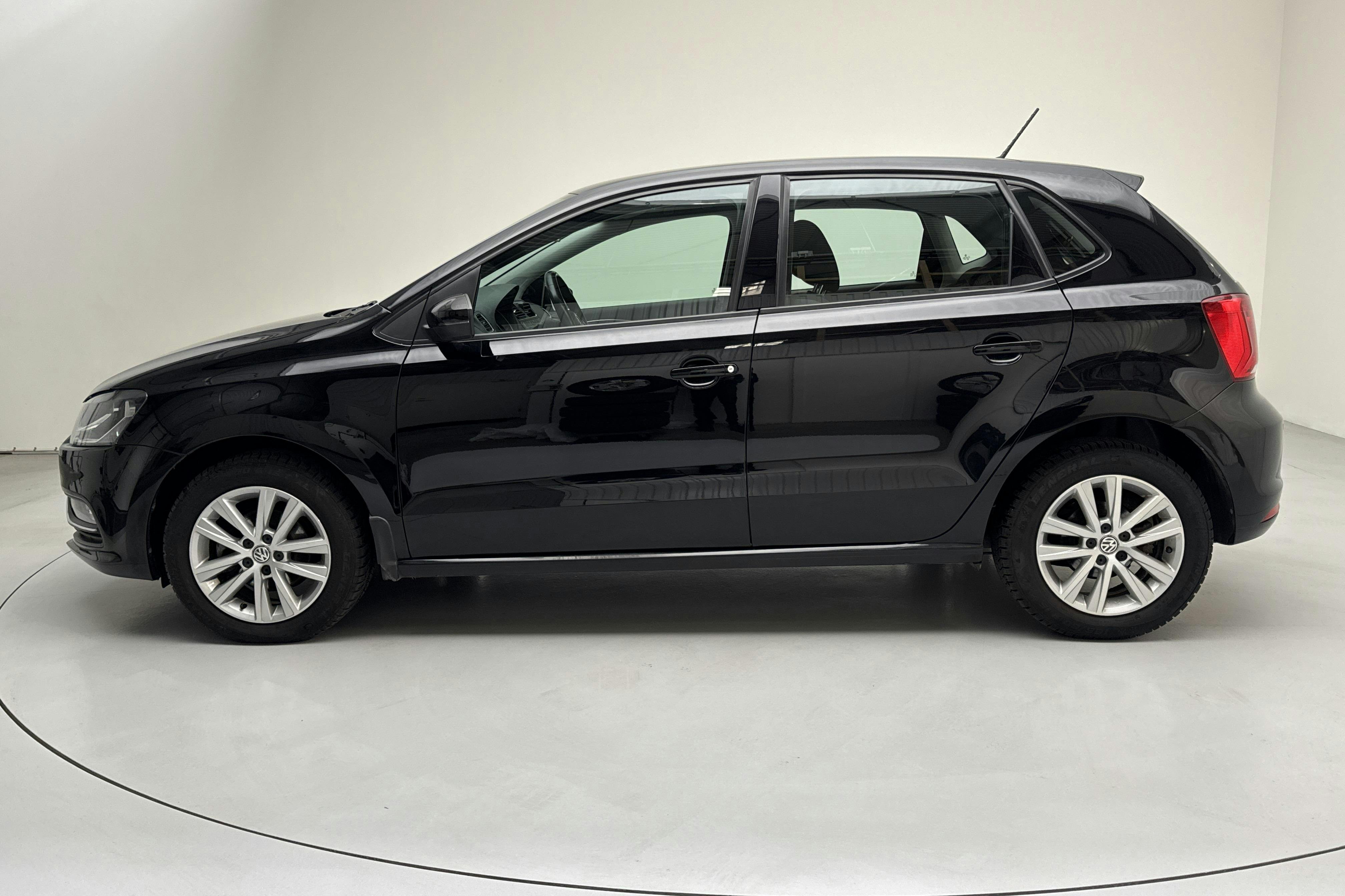 VW Polo 1.2 TSI 5dr (90hk) - 75 950 km - Manual - black - 2016