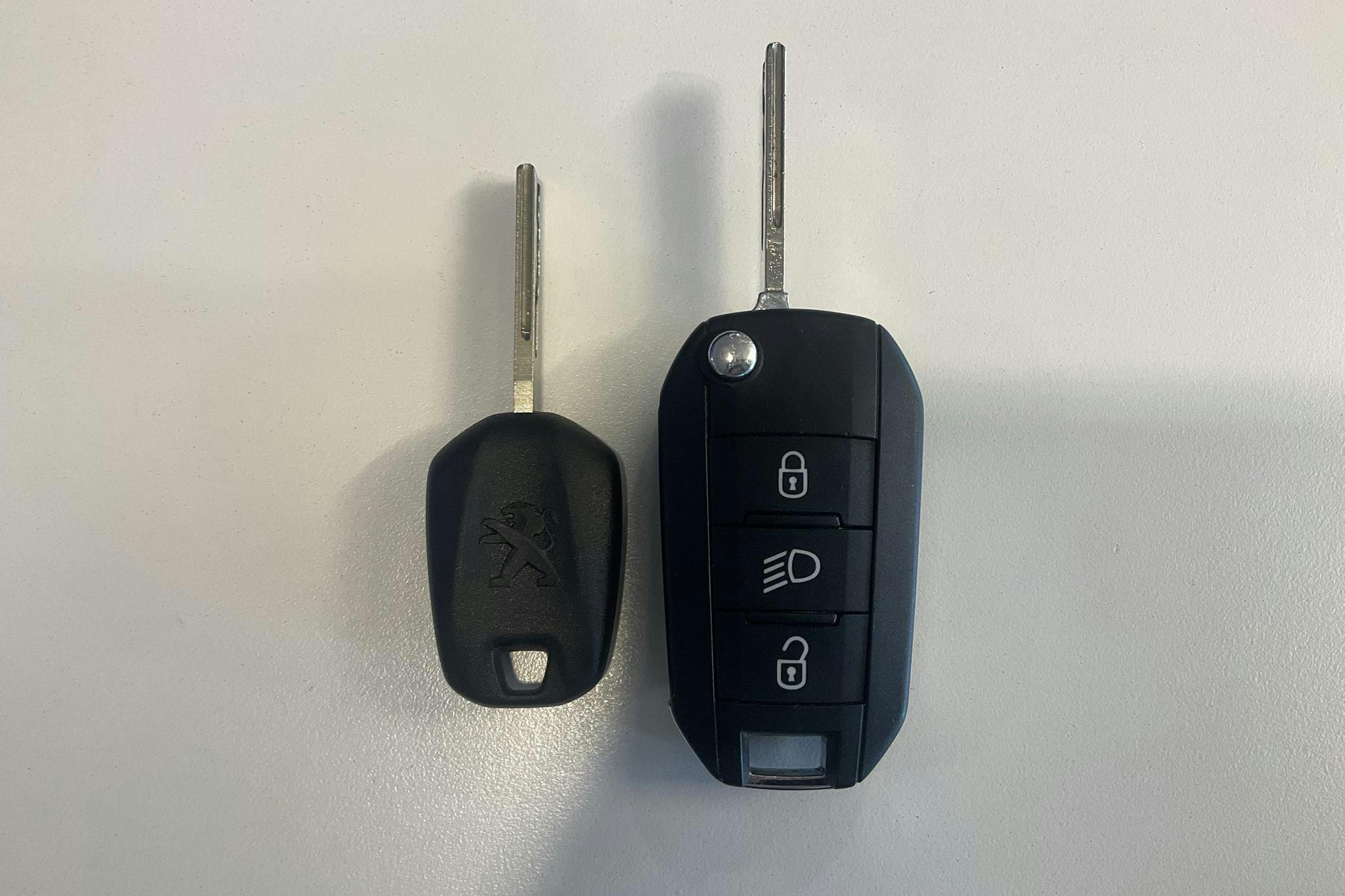 Peugeot 208 1.2 PureTech 5dr (75hk) - 59 930 km - Käsitsi - must - 2022