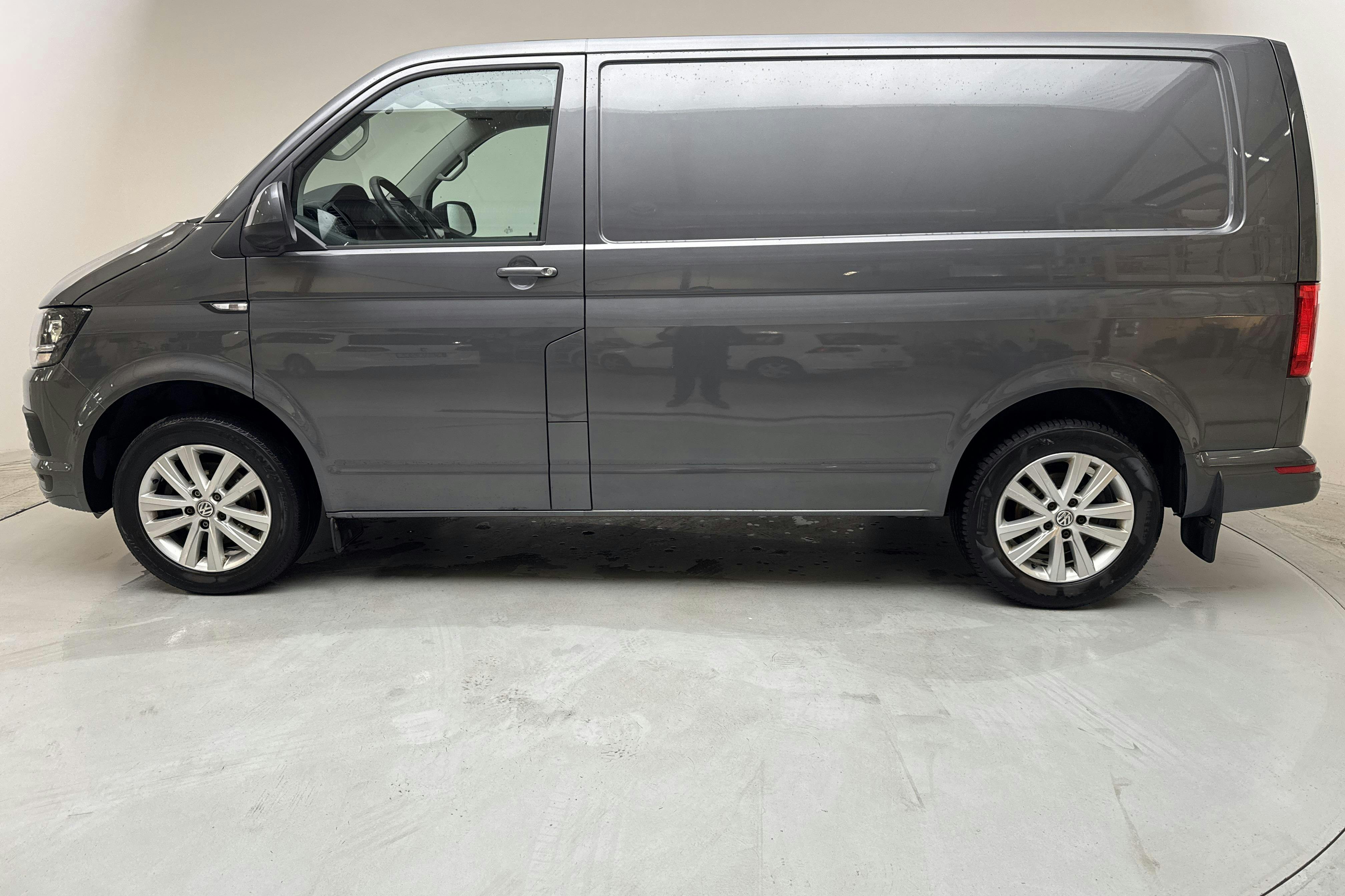 VW Transporter T6 2.0 TDI BMT Skåp (150hk) - 6 748 mil - Manuell - grå - 2019