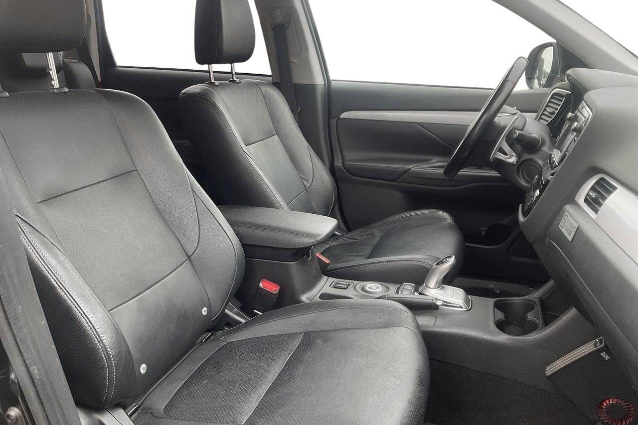 Mitsubishi Outlander 2.0 Plug-in Hybrid 4WD (121hk) - 176 860 km - Automatic - black - 2015