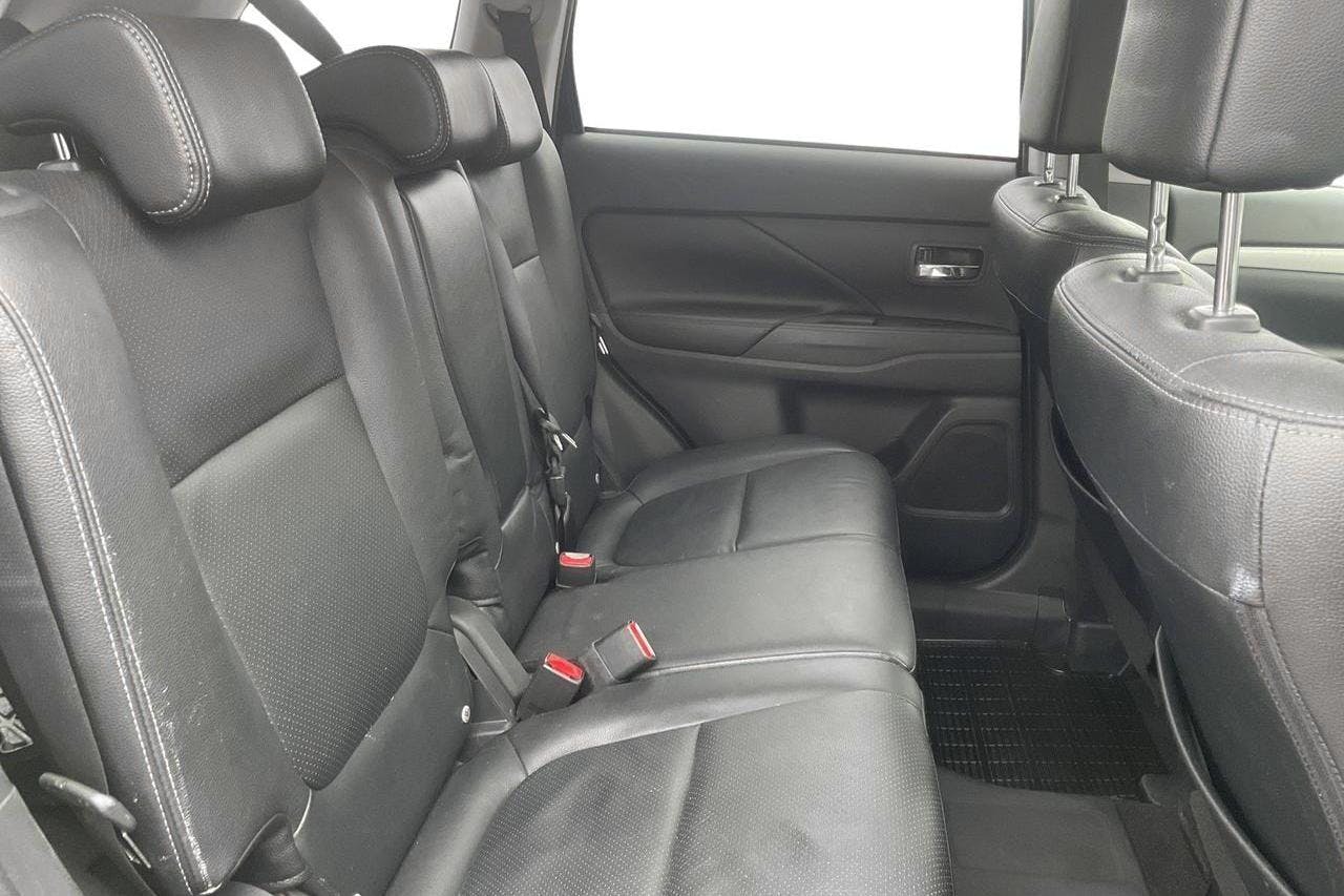 Mitsubishi Outlander 2.0 Plug-in Hybrid 4WD (121hk) - 176 860 km - Automatic - black - 2015