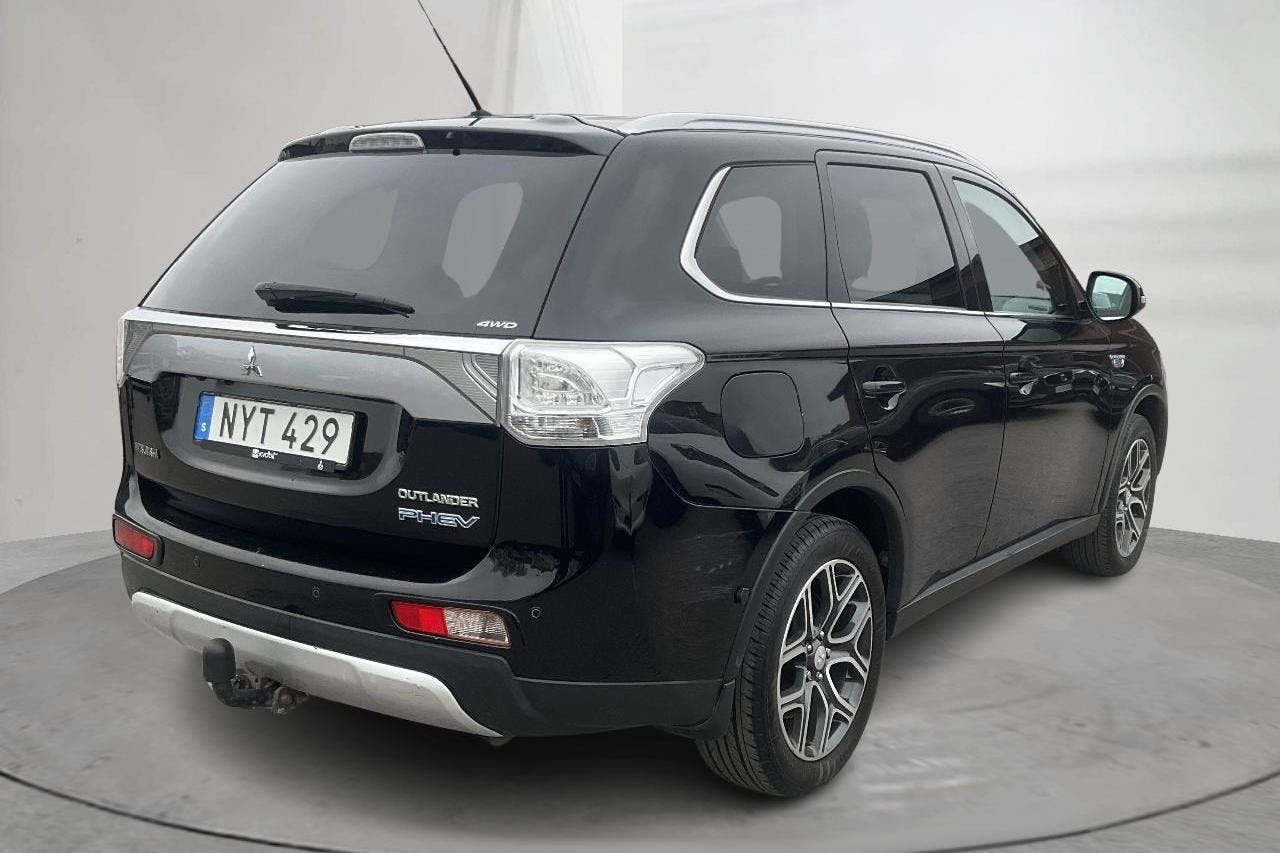 Mitsubishi Outlander 2.0 Plug-in Hybrid 4WD (121hk) - 176 860 km - Automatic - black - 2015