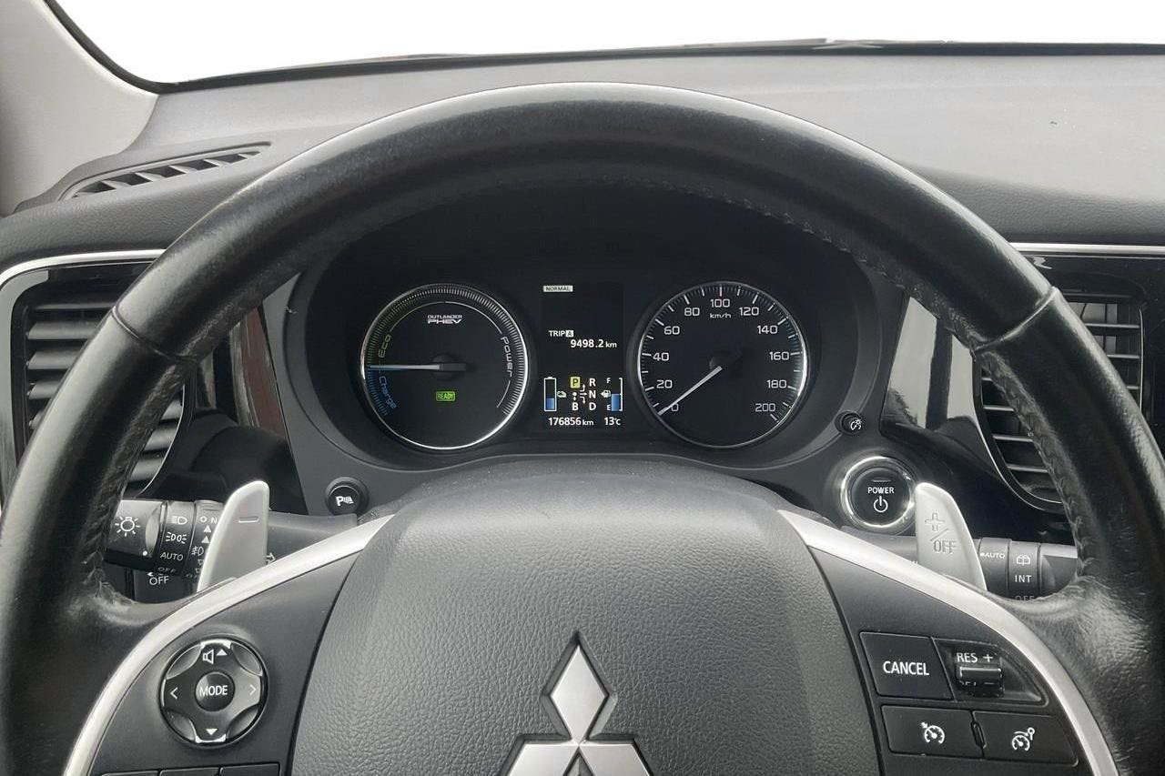 Mitsubishi Outlander 2.0 Plug-in Hybrid 4WD (121hk) - 176 860 km - Automatic - black - 2015
