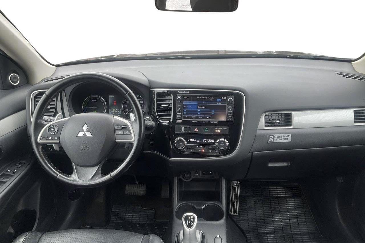 Mitsubishi Outlander 2.0 Plug-in Hybrid 4WD (121hk) - 176 860 km - Automatic - black - 2015