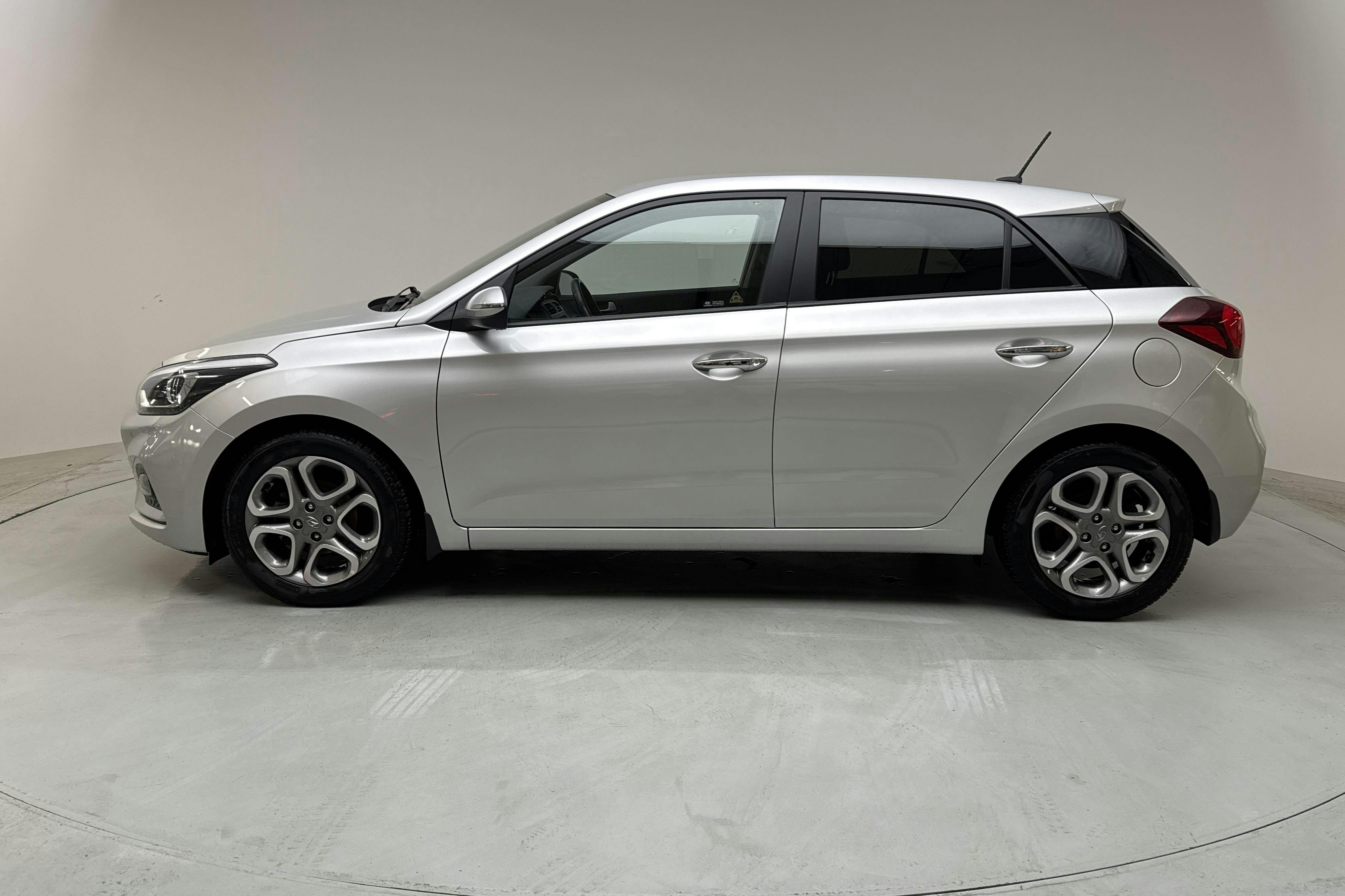 Hyundai i20 1.25 (84hk) - 47 120 km - Manualna - srebro - 2019