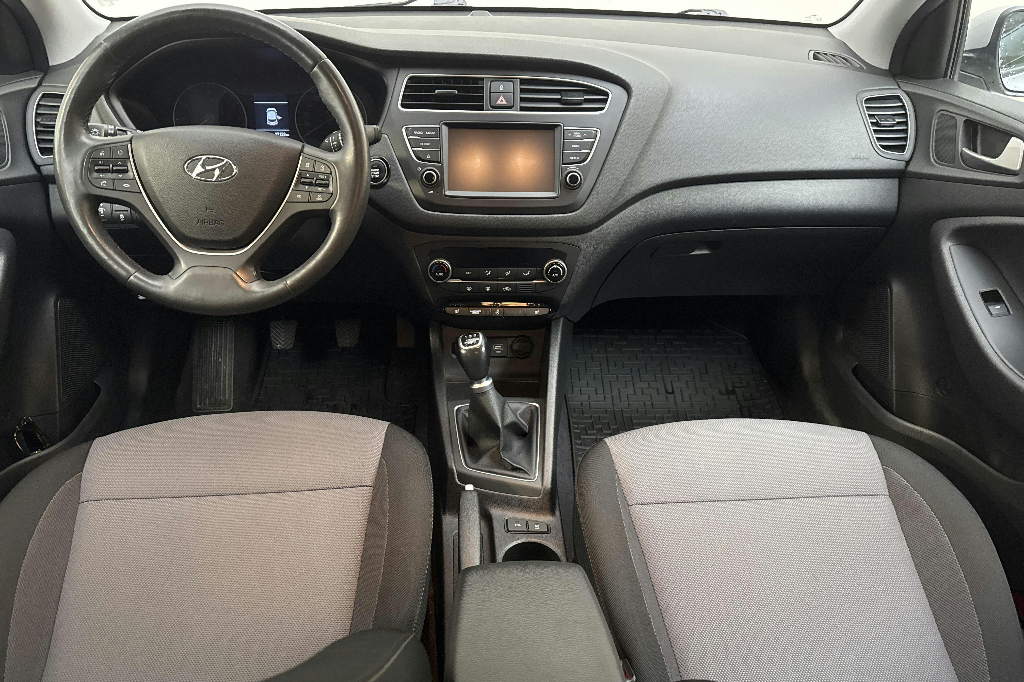 Hyundai i20 1.25 (84hk) - 47 120 km - Manualna - srebro - 2019