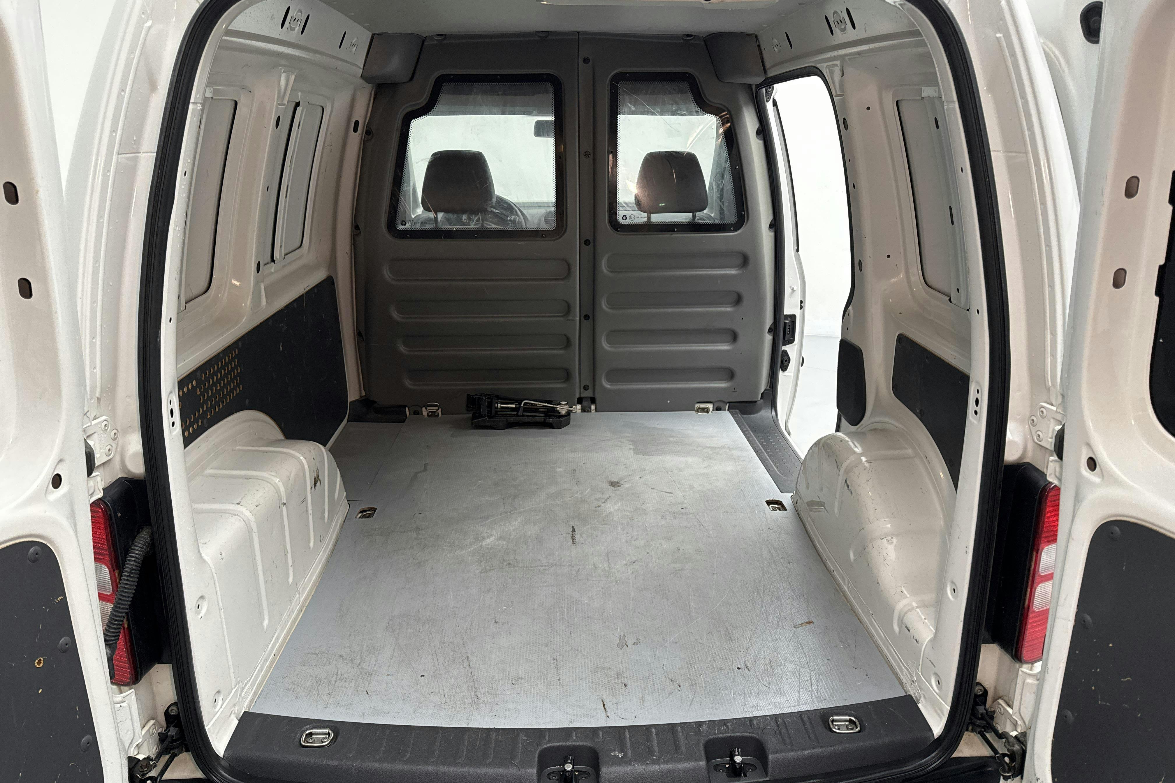 VW Caddy 1.6 TDI Skåp (102hk) - 179 600 km - Automatic - white - 2012