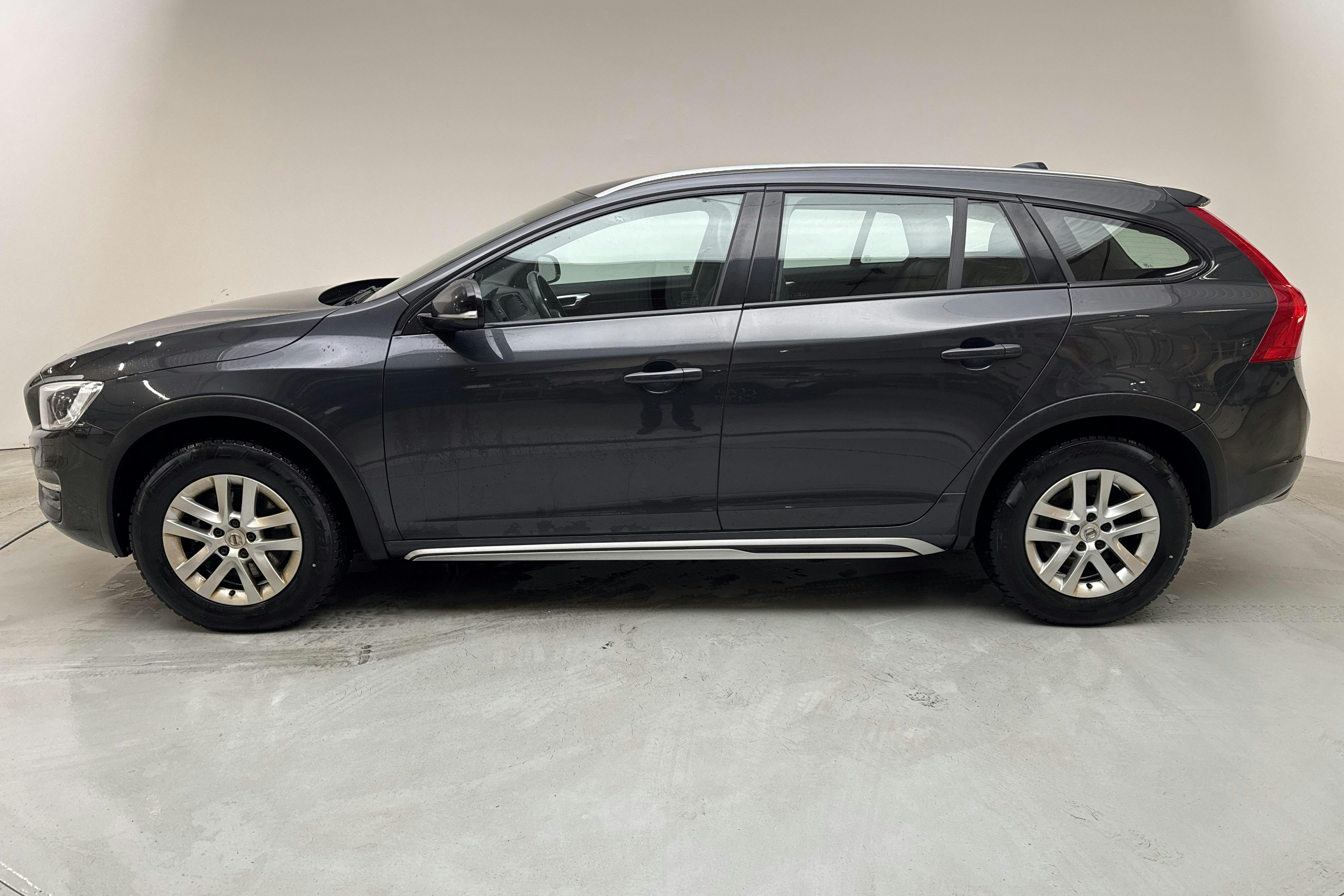 Volvo V60 D3 Cross Country (150hk) - 20 796 mil - Manuell - grå - 2017