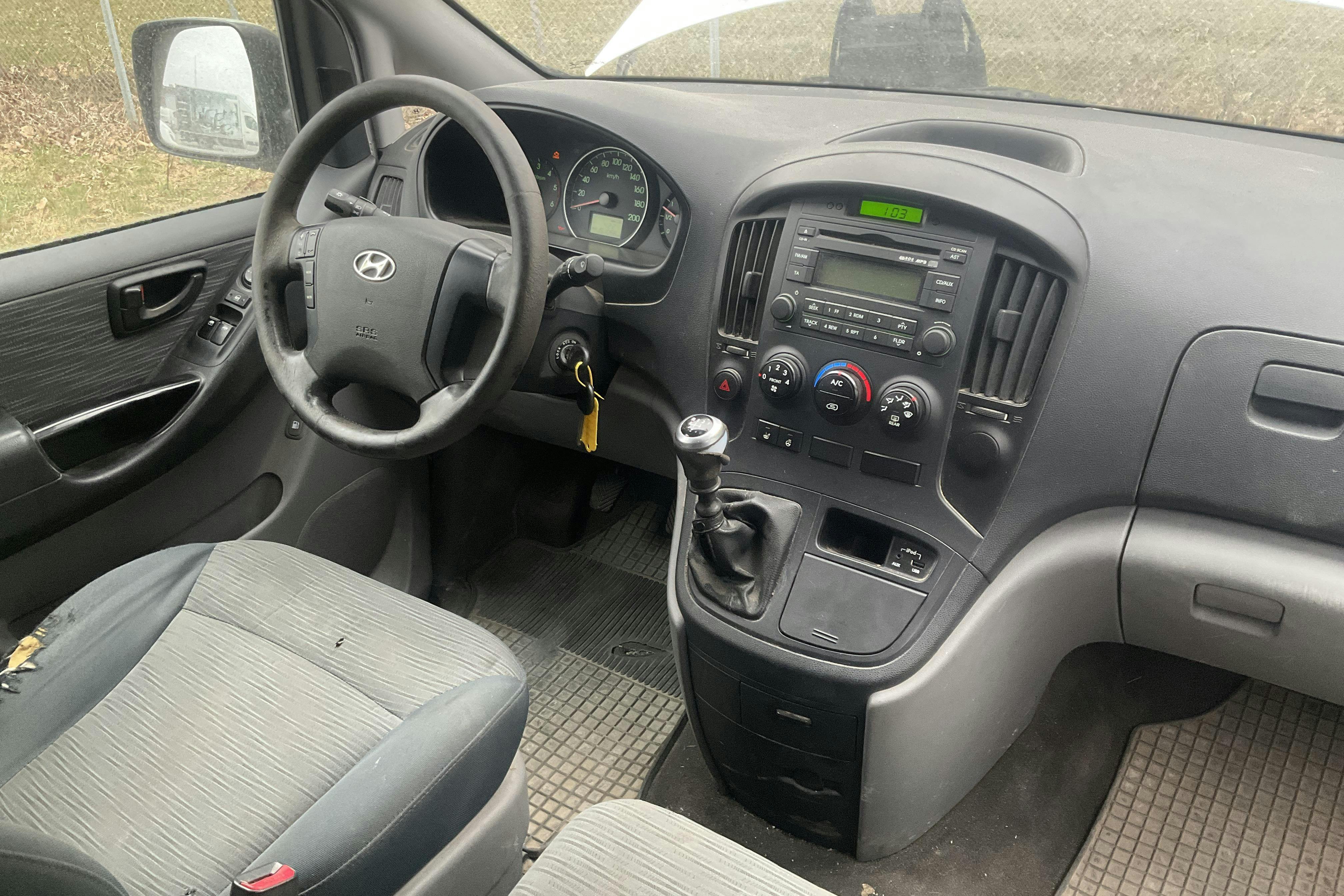 Hyundai H-1 2.5 CRDi Skåp (136hk) - 151 060 km - Käsitsi - valge - 2013