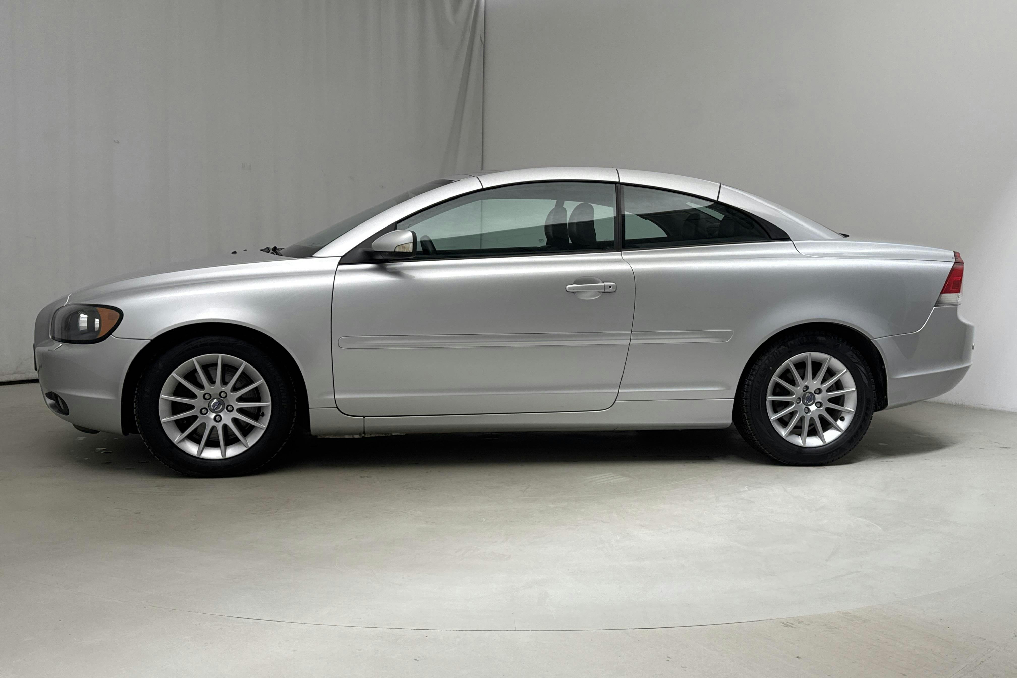 Volvo C70 2.4 Cabriolet (140hk) - 153 210 km - Manual - Light Grey - 2007