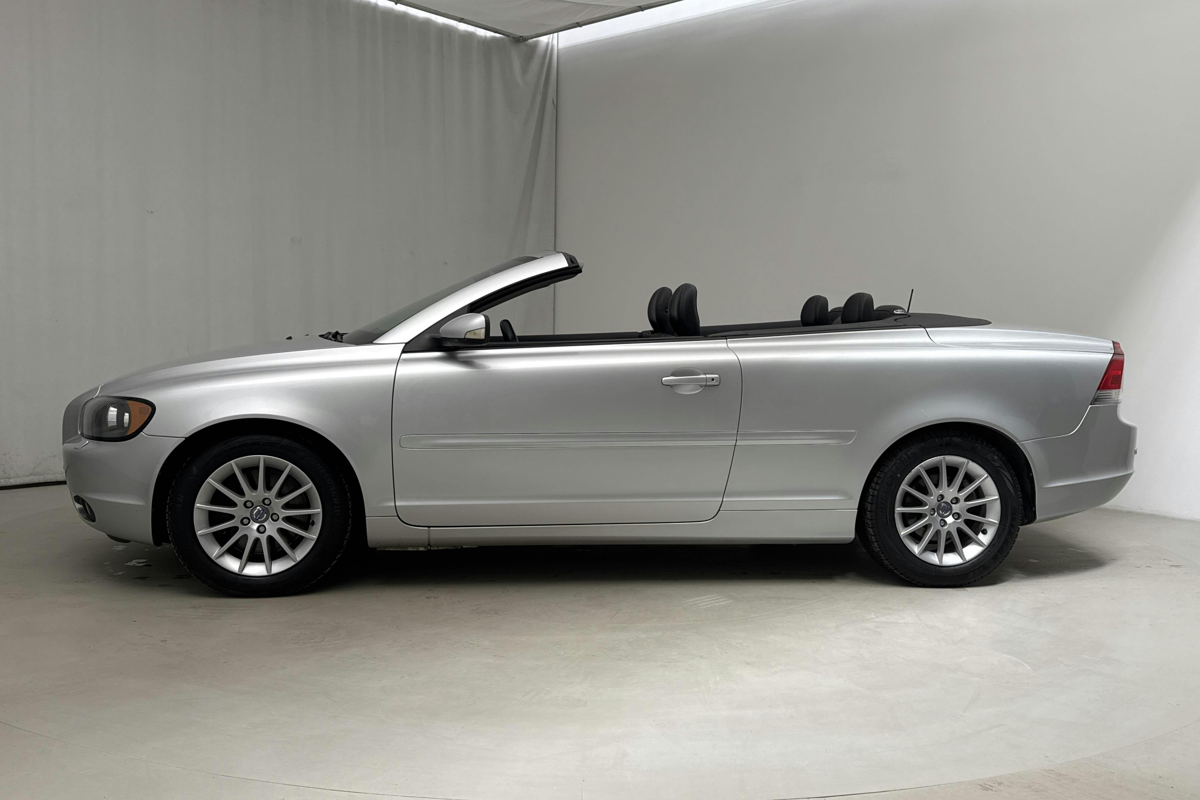 Volvo C70 2.4 Cabriolet (140hk) - 153 210 km - Manual - Light Grey - 2007