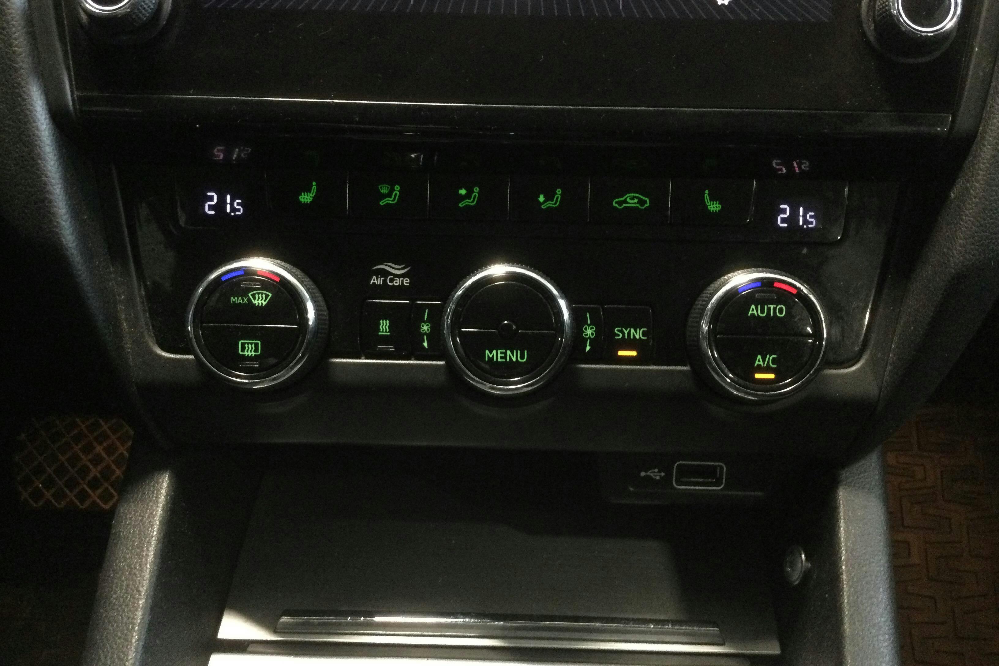 Skoda Octavia III 2.0 TDI Combi 4x4 (150hk) - 330 860 km - Automatic - white - 2019
