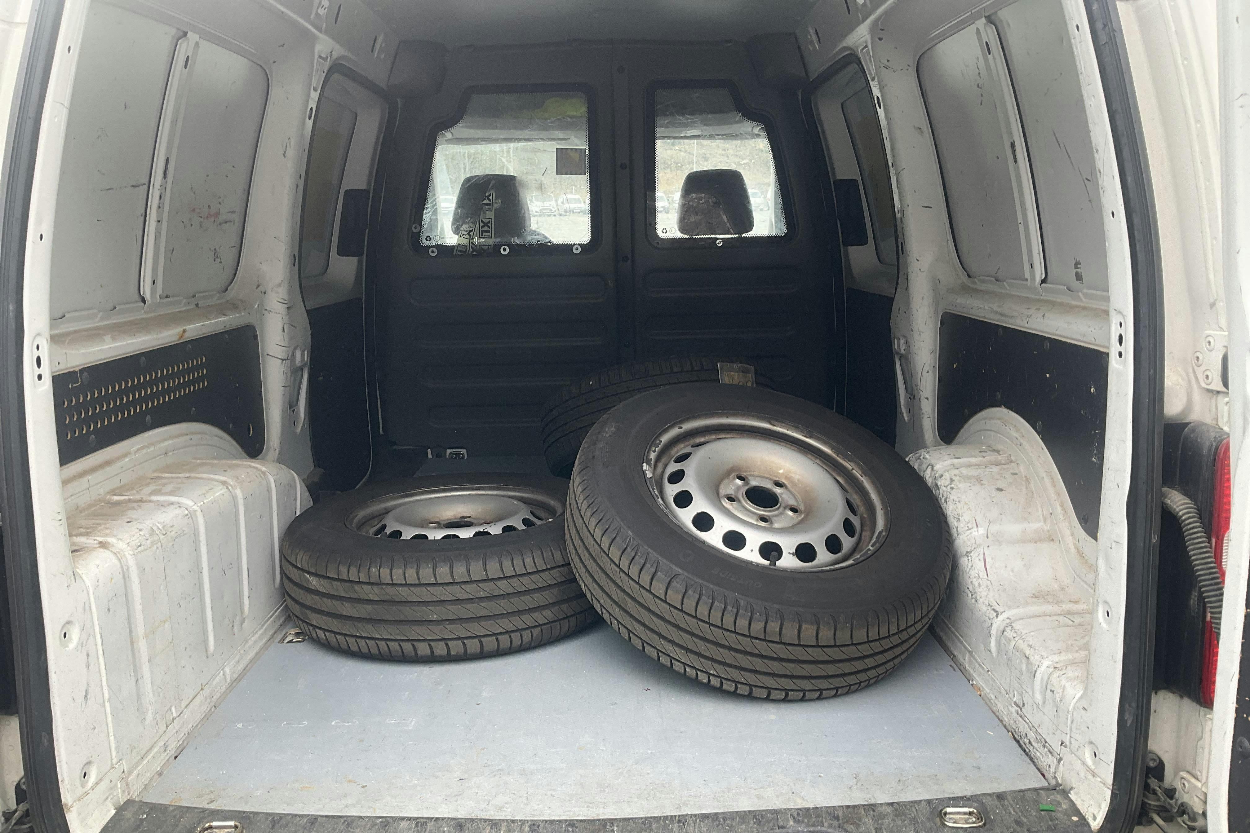 VW Caddy 2.0 Ecofuel Maxi Skåp (109hk) - 122 210 km - Manuaalinen - valkoinen - 2014