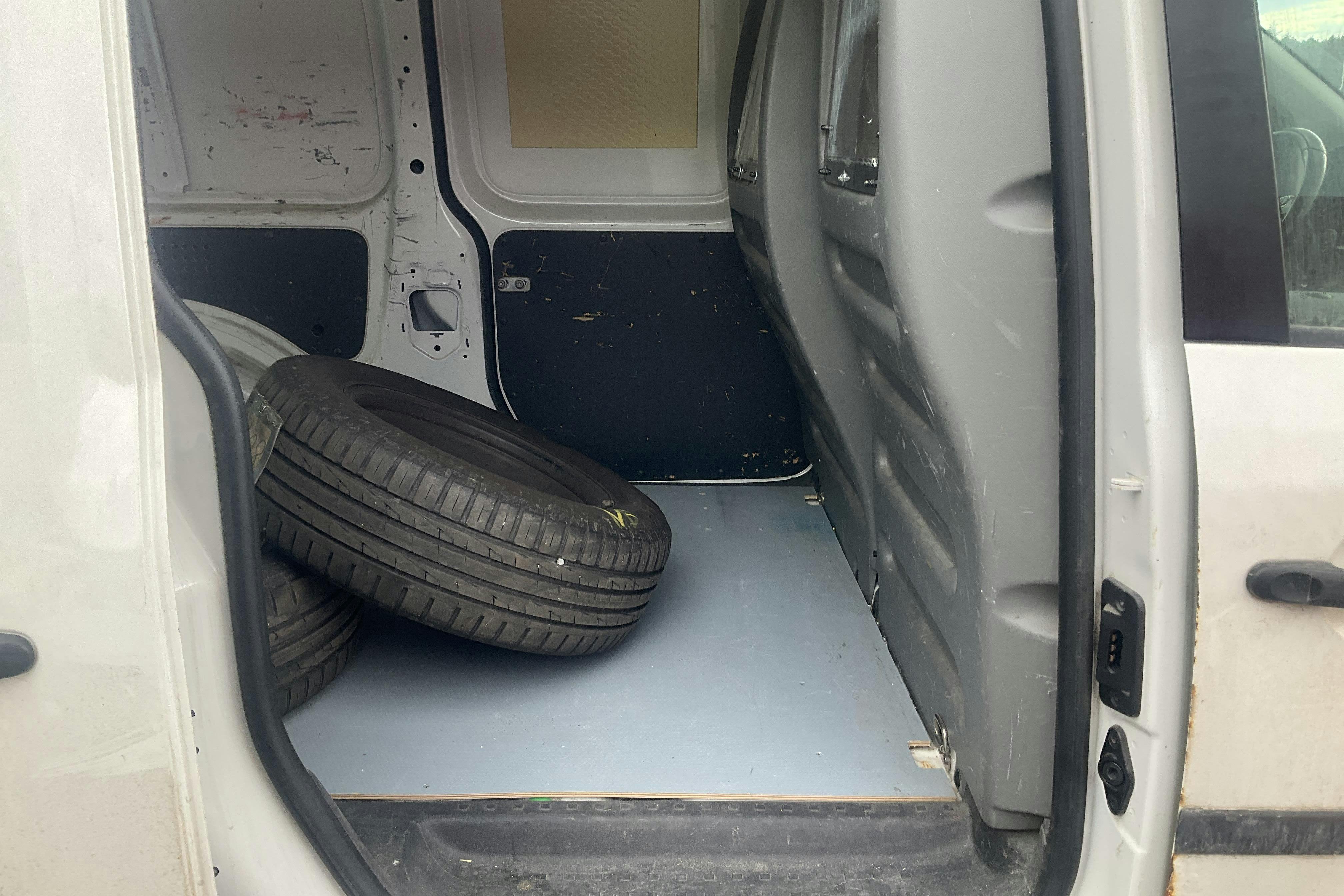 VW Caddy 2.0 Ecofuel Maxi Skåp (109hk) - 122 210 km - Manuaalinen - valkoinen - 2014