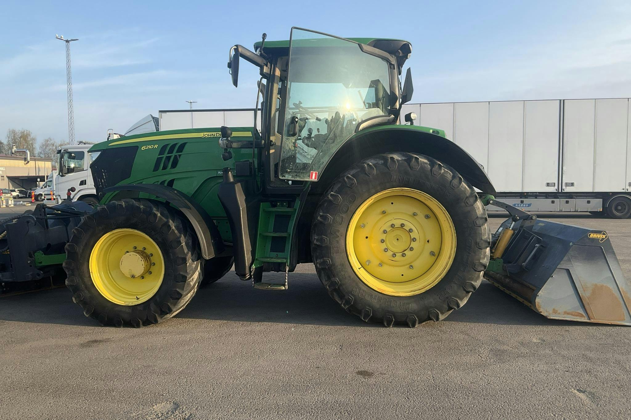 John Deere 6210R Drivex Vikplog 26631 och skopa 51947 -  - grön - 2013