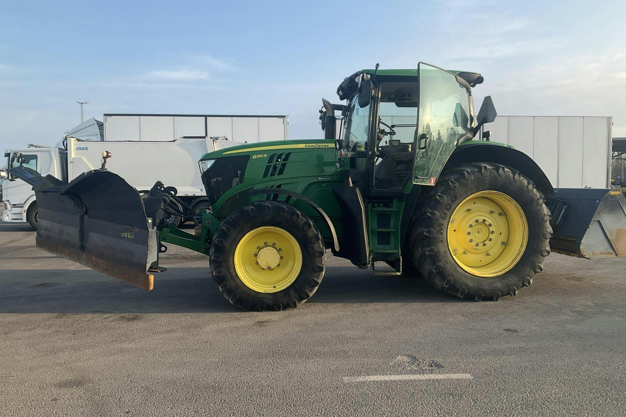 John Deere 6210R Drivex Vikplog 26631 och skopa 51947 -  - grön - 2013
