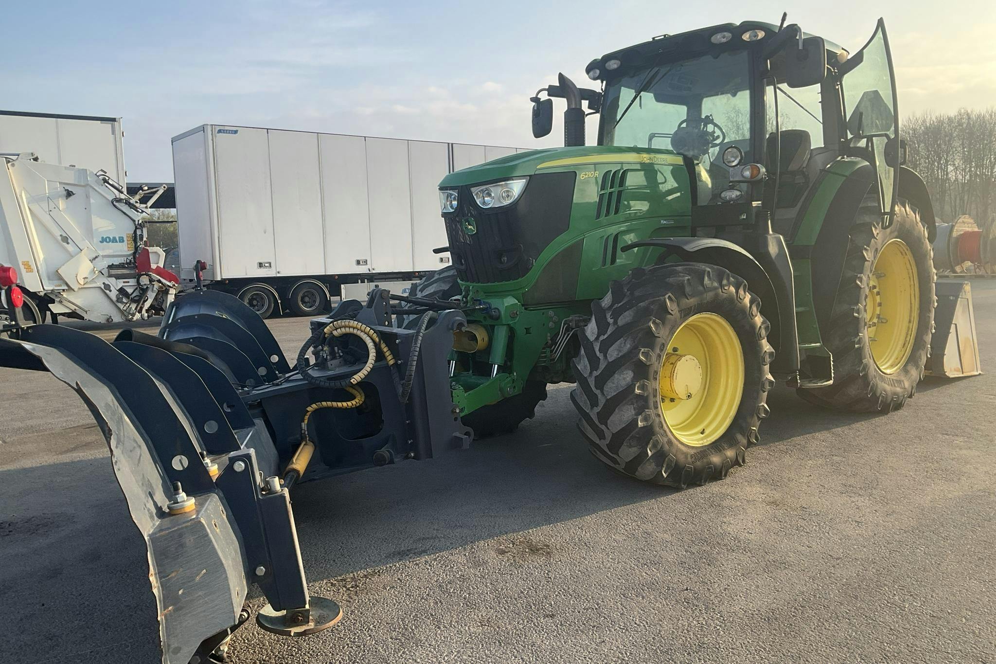 John Deere 6210R Drivex Vikplog 26631 och skopa 51947 -  - grön - 2013