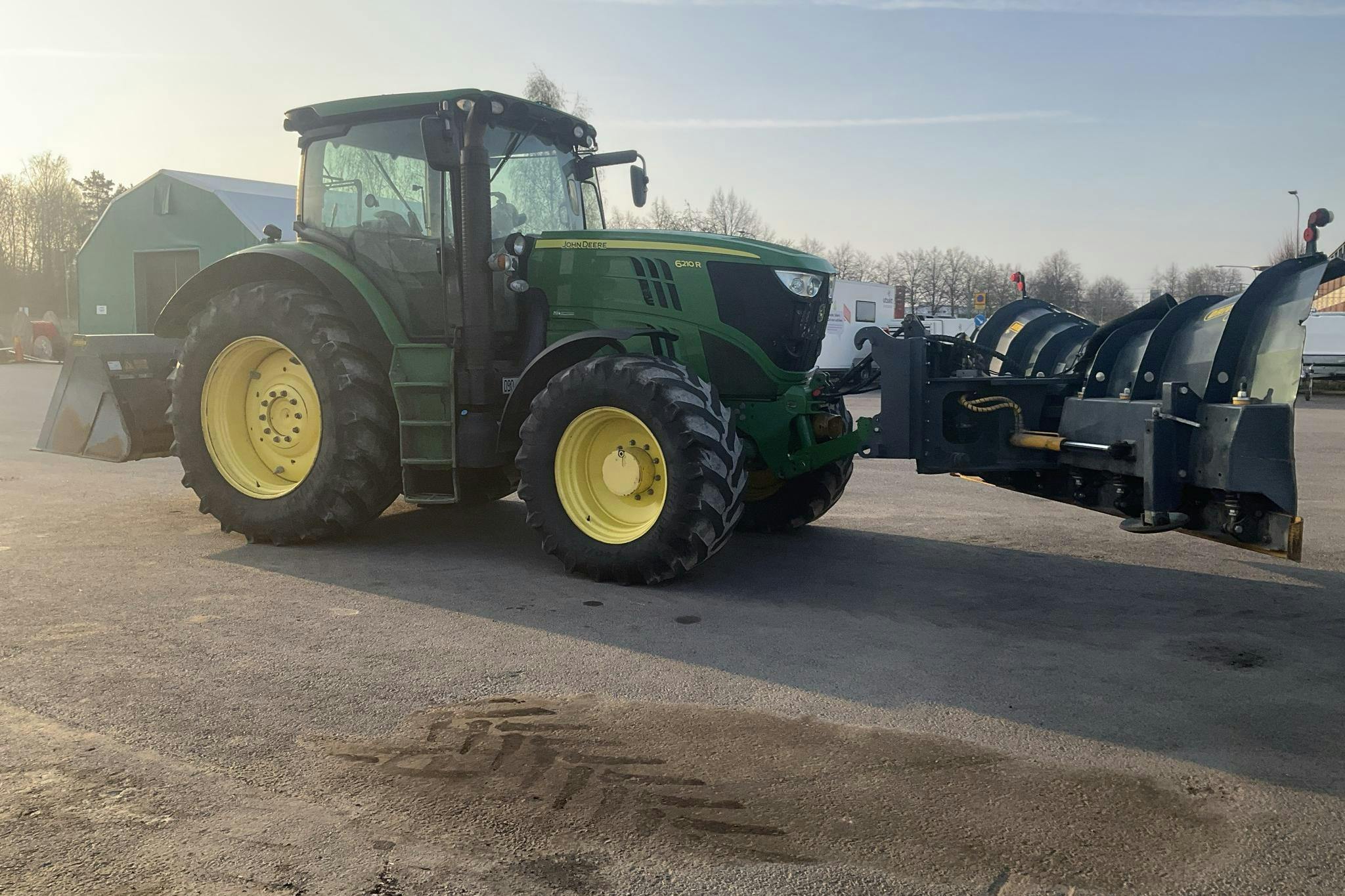 John Deere 6210R Drivex Vikplog 26631 och skopa 51947 -  - grön - 2013