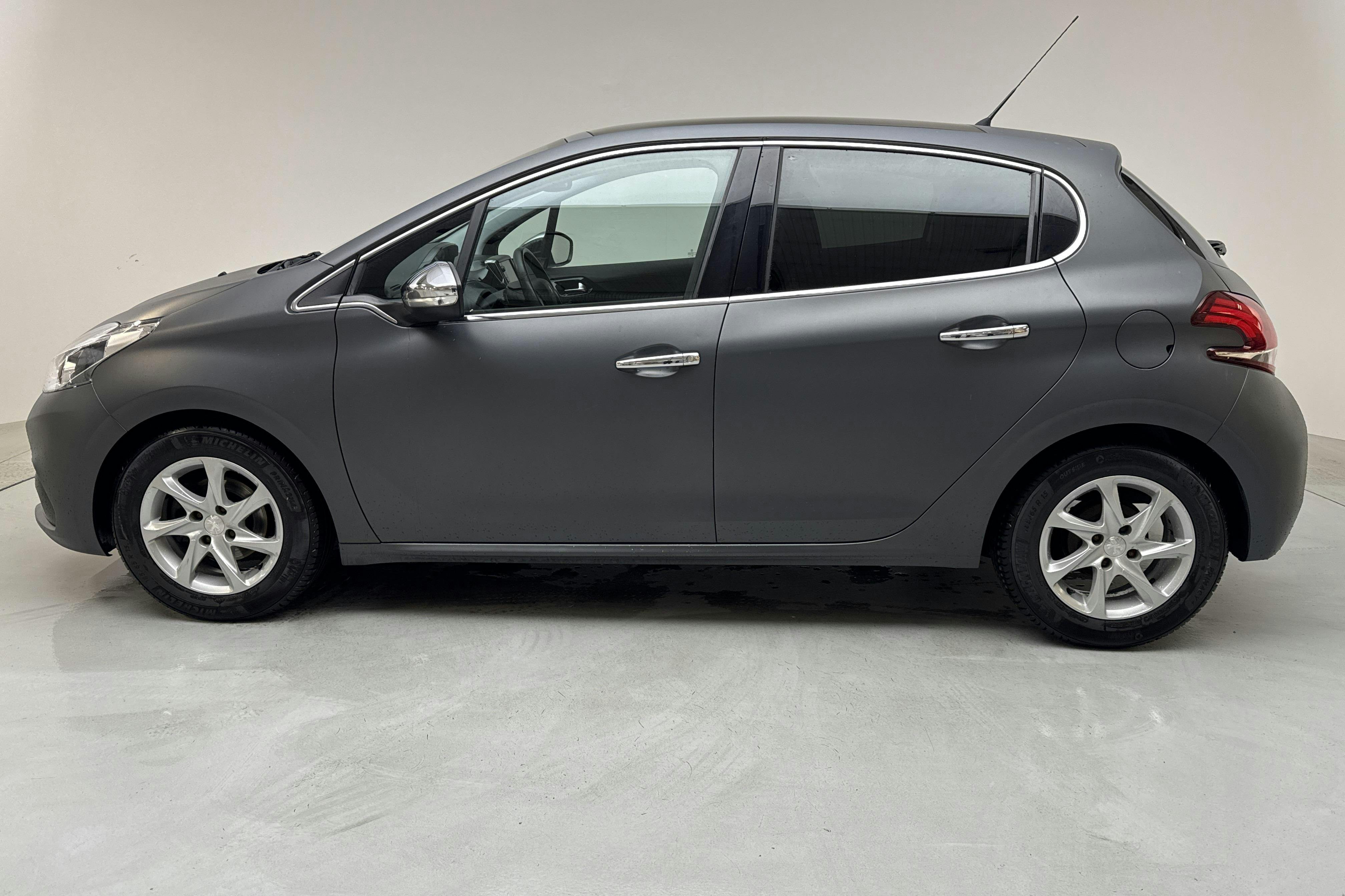 Peugeot 208 1.2 VTi 5dr (82hk) - 7 662 mil - Manuell - Light Grey - 2015