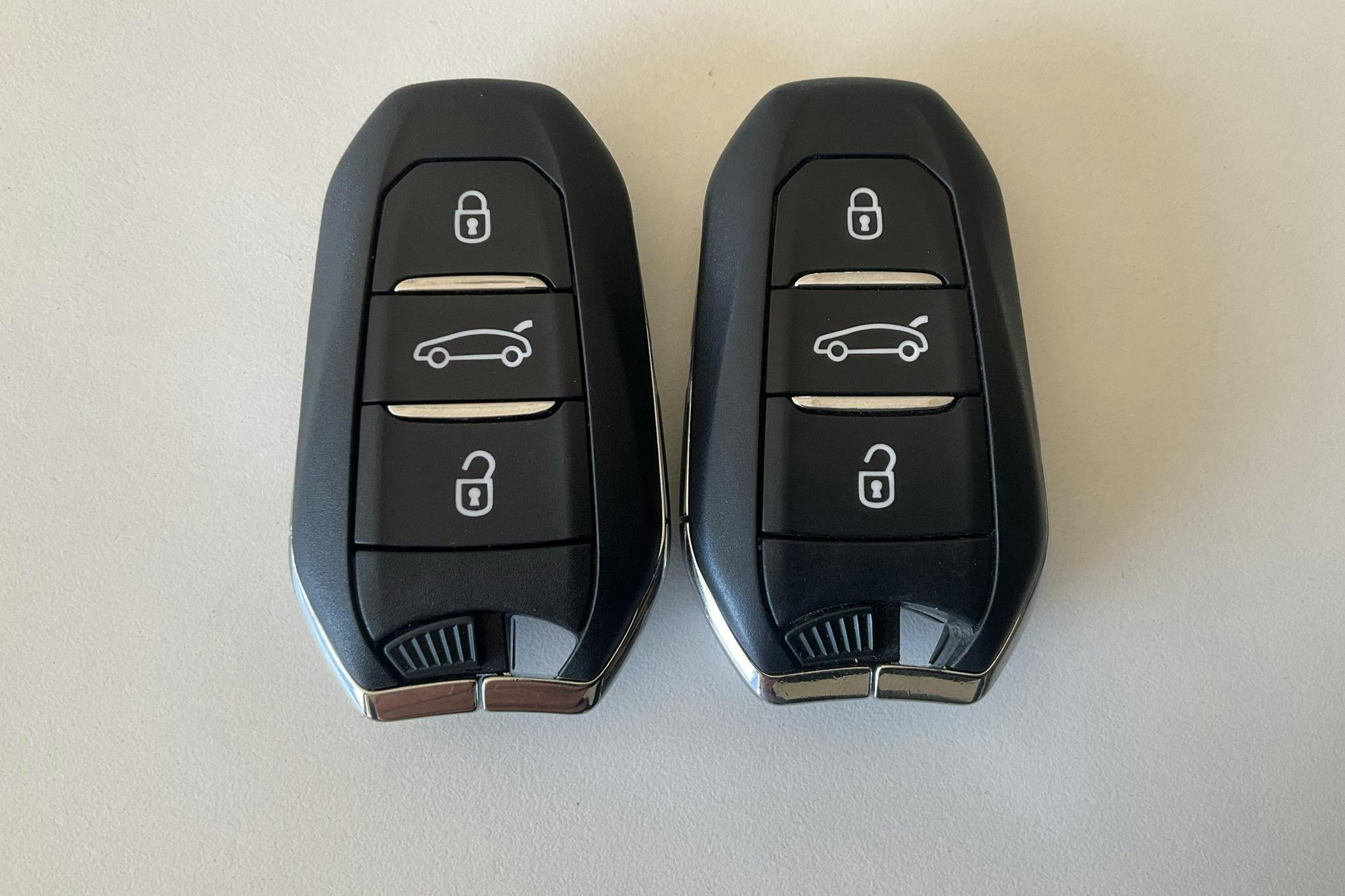 Peugeot 3008 1.6 Plug-in Hybrid 4 (300hk) - 6 712 mil - Automat - svart - 2021